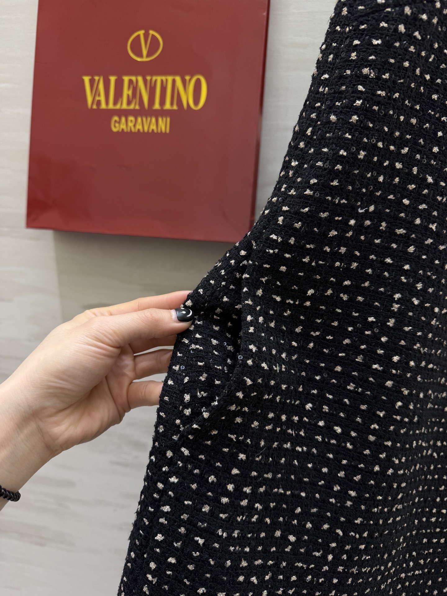 #Valentin♡²⁶新款 羊毛混纺重工镶钻无袖连衣裙 经典小黑裙设计 优雅百搭 裙身定制黑色珠片粗花