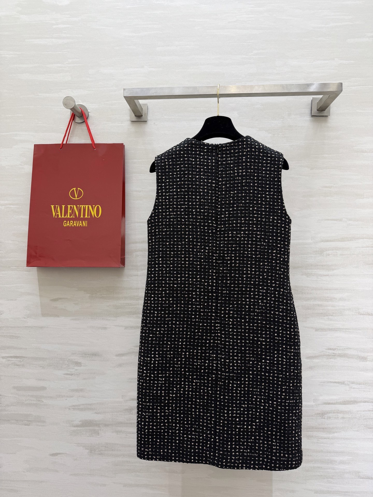 #Valentin♡²⁶新款 羊毛混纺重工镶钻无袖连衣裙 经典小黑裙设计 优雅百搭 裙身定制黑色珠片粗花