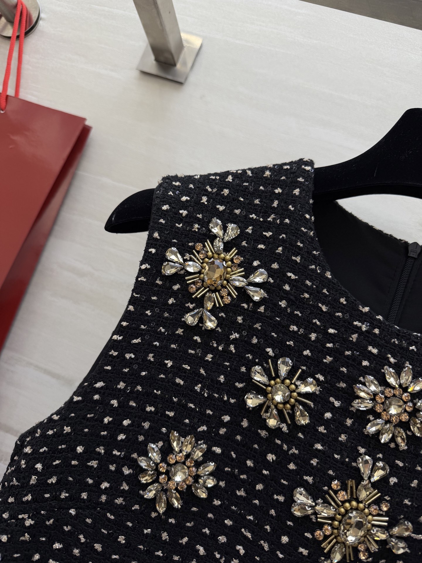 #Valentin♡²⁶新款 羊毛混纺重工镶钻无袖连衣裙 经典小黑裙设计 优雅百搭 裙身定制黑色珠片粗花