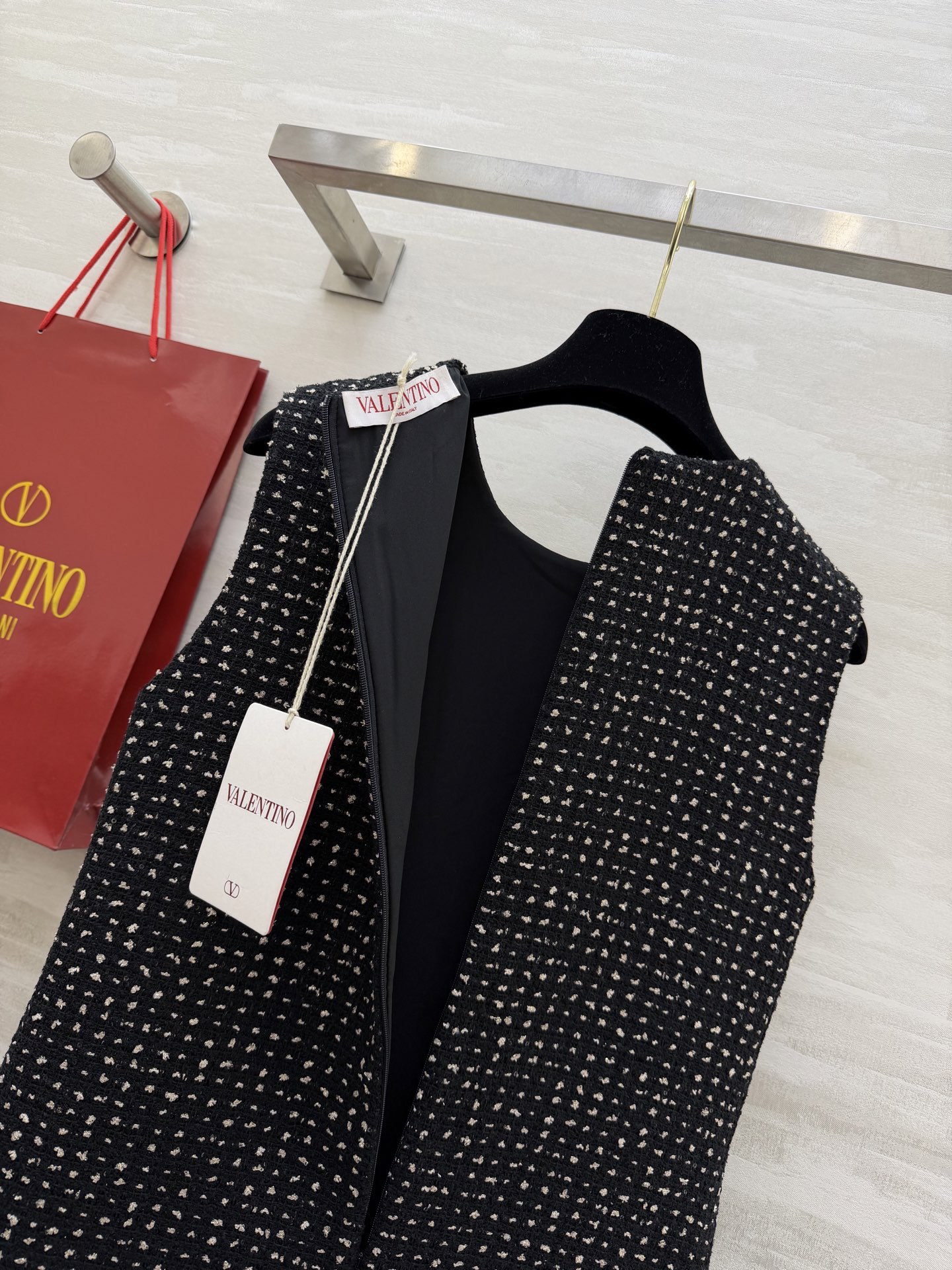 #Valentin♡²⁶新款 羊毛混纺重工镶钻无袖连衣裙 经典小黑裙设计 优雅百搭 裙身定制黑色珠片粗花