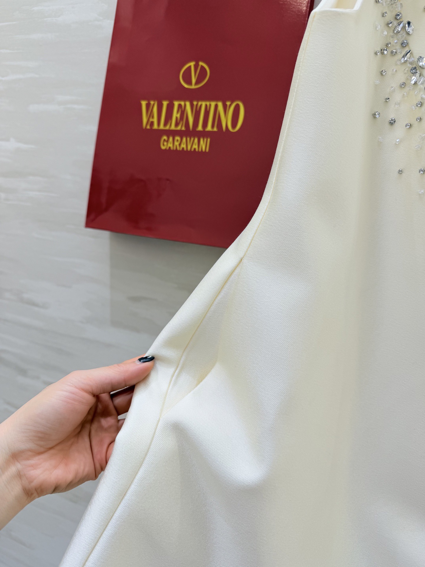 #Valentin♡²⁶新款 粉色粗花呢连衣裙 粉色格纹粗花呢材质质感细腻有层次感✨ 无袖背心剪裁领口和