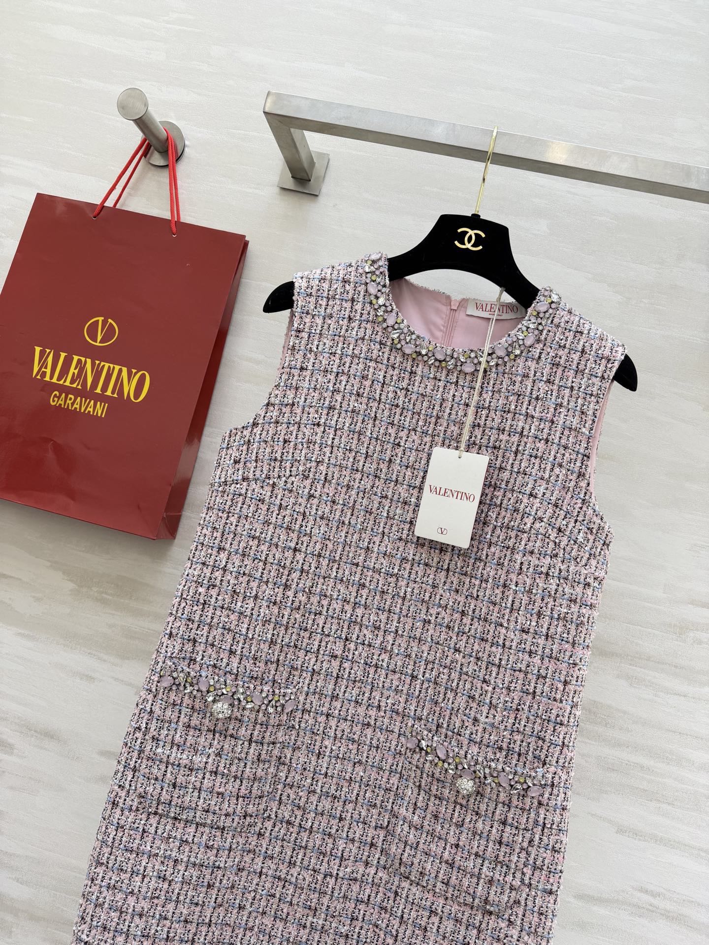 #Valentin♡²⁶新款 粉色粗花呢连衣裙 粉色格纹粗花呢材质质感细腻有层次感✨ 无袖背心剪裁领口和