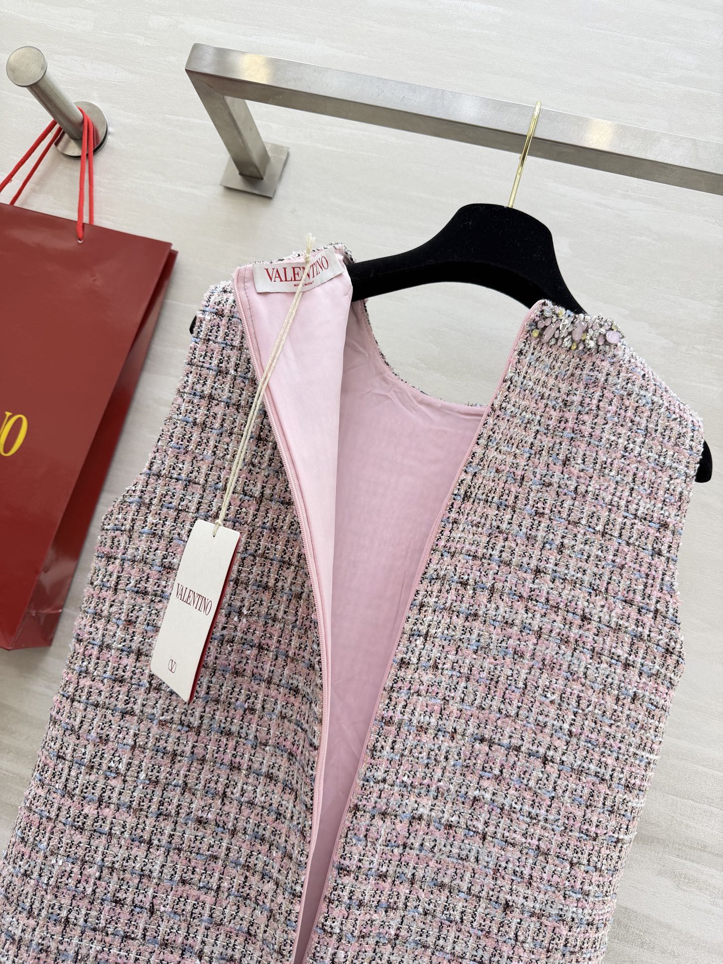 #Valentin♡²⁶新款 粉色粗花呢连衣裙 粉色格纹粗花呢材质质感细腻有层次感✨ 无袖背心剪裁领口和