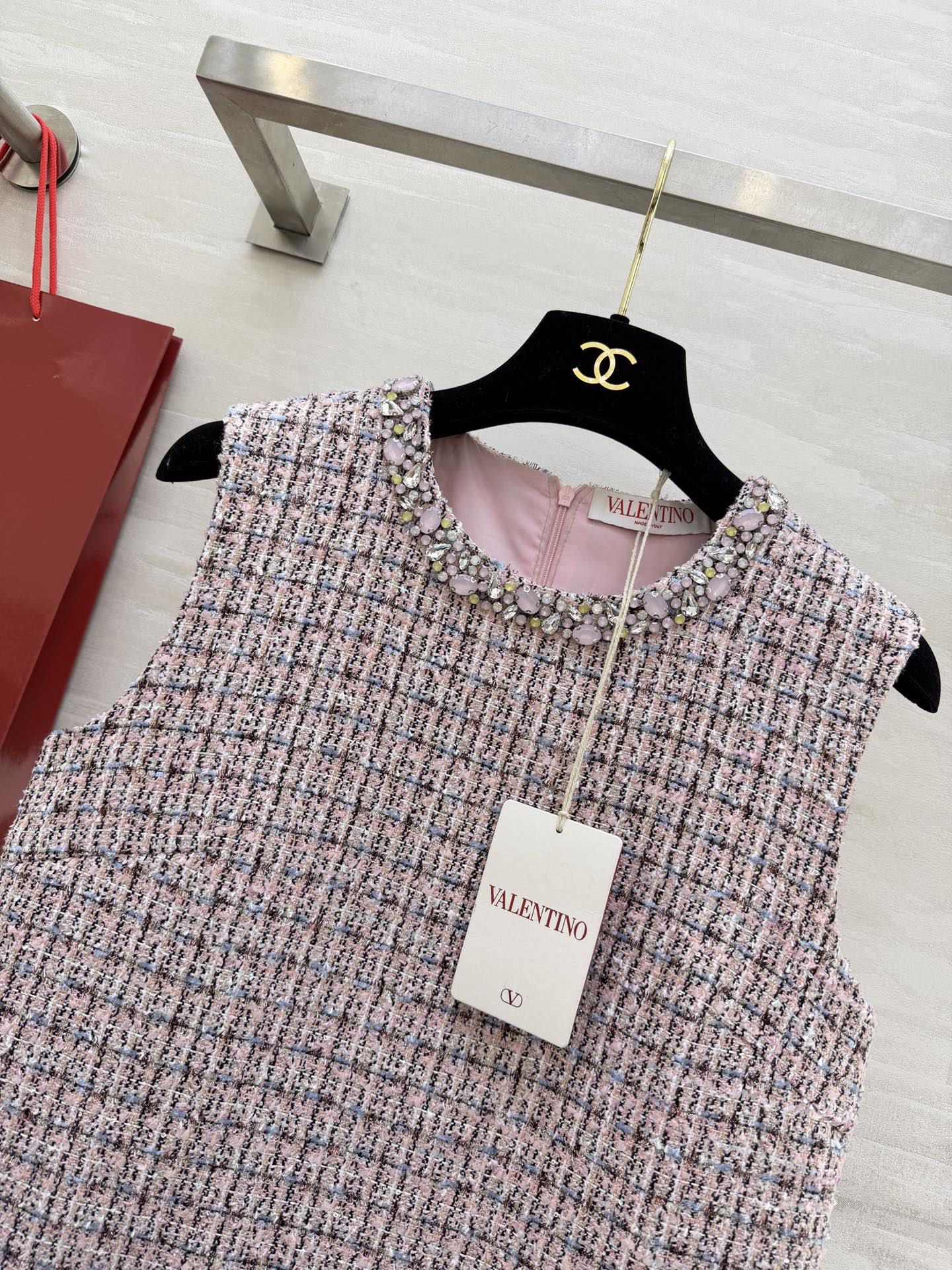 #Valentin♡²⁶新款 粉色粗花呢连衣裙 粉色格纹粗花呢材质质感细腻有层次感✨ 无袖背心剪裁领口和