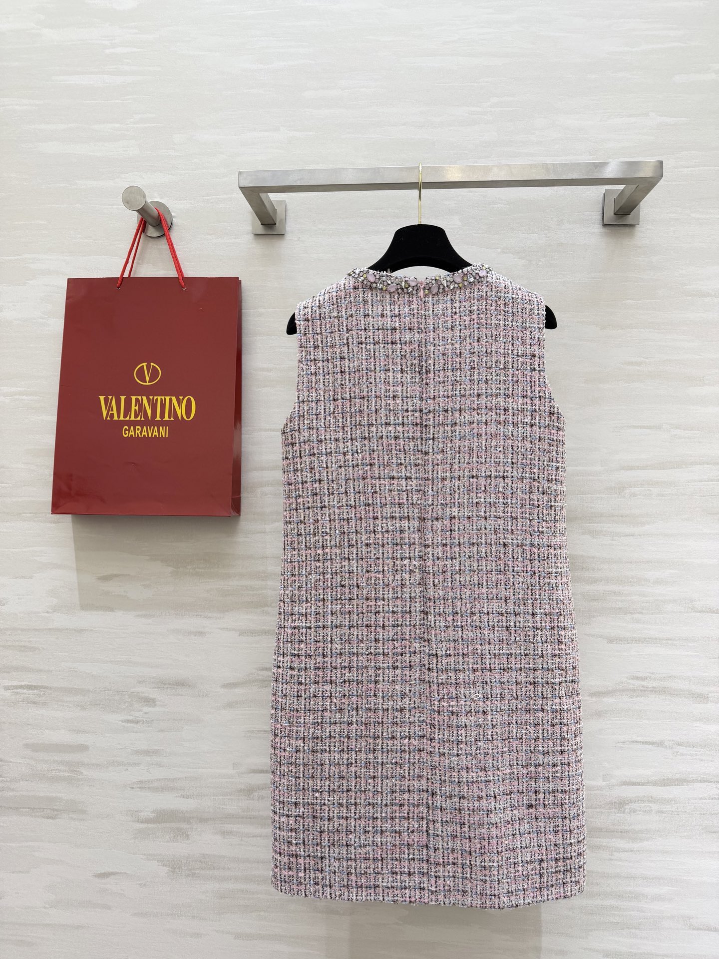 #Valentin♡²⁶新款 粉色粗花呢连衣裙 粉色格纹粗花呢材质质感细腻有层次感✨ 无袖背心剪裁领口和