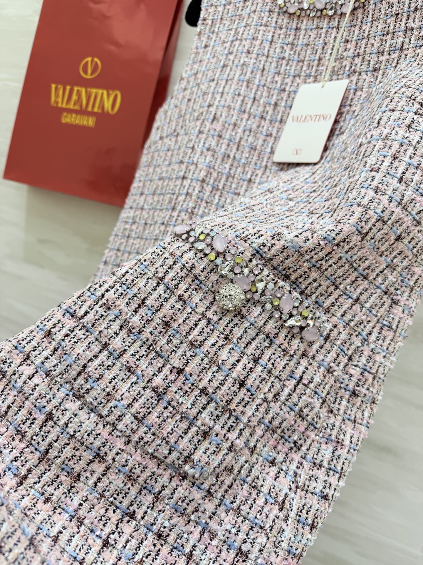 #Valentin♡²⁶新款 粉色粗花呢连衣裙 粉色格纹粗花呢材质质感细腻有层次感✨ 无袖背心剪裁领口和