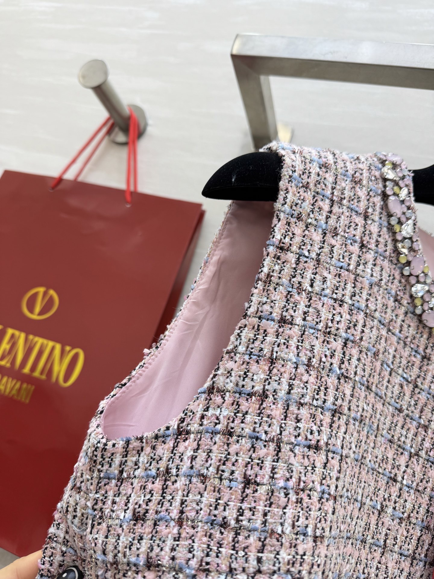 #Valentin♡²⁶新款 粉色粗花呢连衣裙 粉色格纹粗花呢材质质感细腻有层次感✨ 无袖背心剪裁领口和