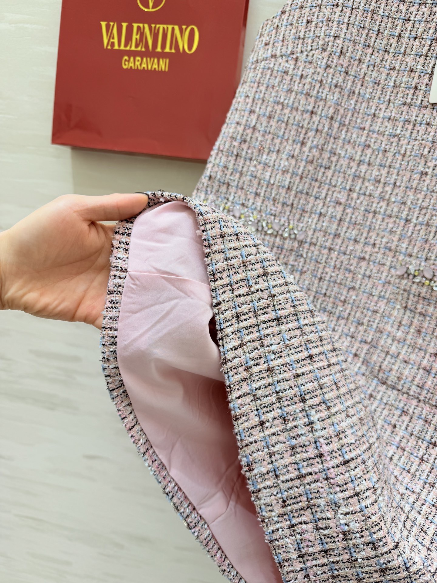 #Valentin♡²⁶新款 粉色粗花呢连衣裙 粉色格纹粗花呢材质质感细腻有层次感✨ 无袖背心剪裁领口和