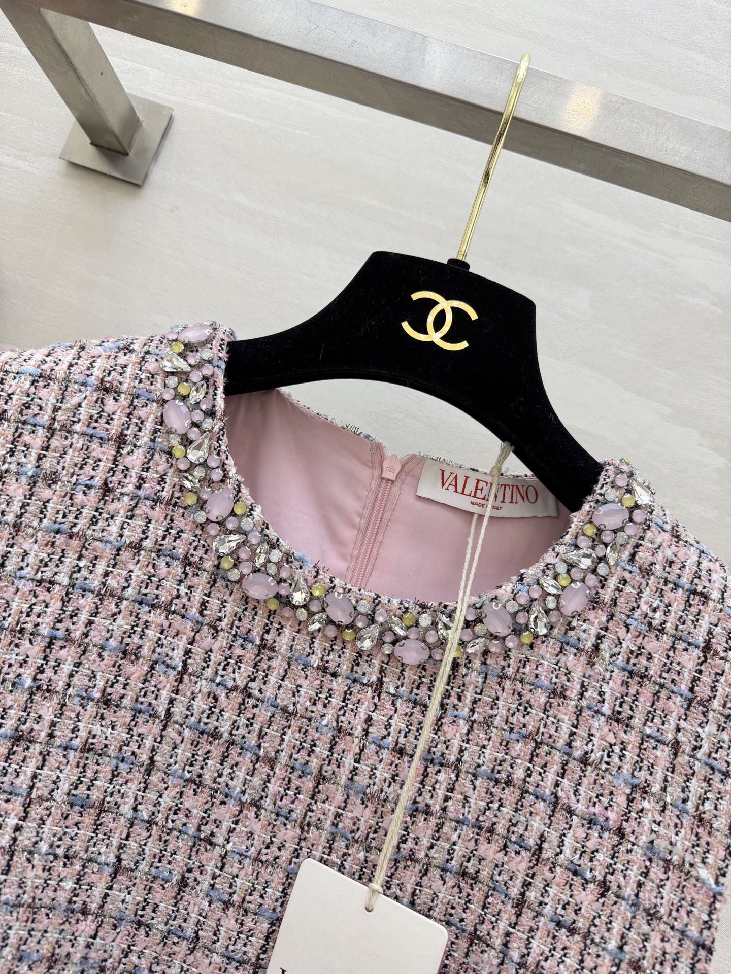 #Valentin♡²⁶新款 粉色粗花呢连衣裙 粉色格纹粗花呢材质质感细腻有层次感✨ 无袖背心剪裁领口和