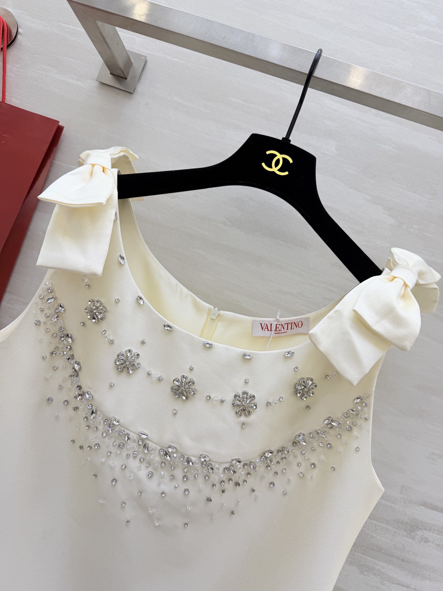 #Valentin♡²⁶重工水钻钉珠连衣裙 肩部蝴蝶结设计超优雅 领口纯手工水钻点缀 精致感满满💎立体剪