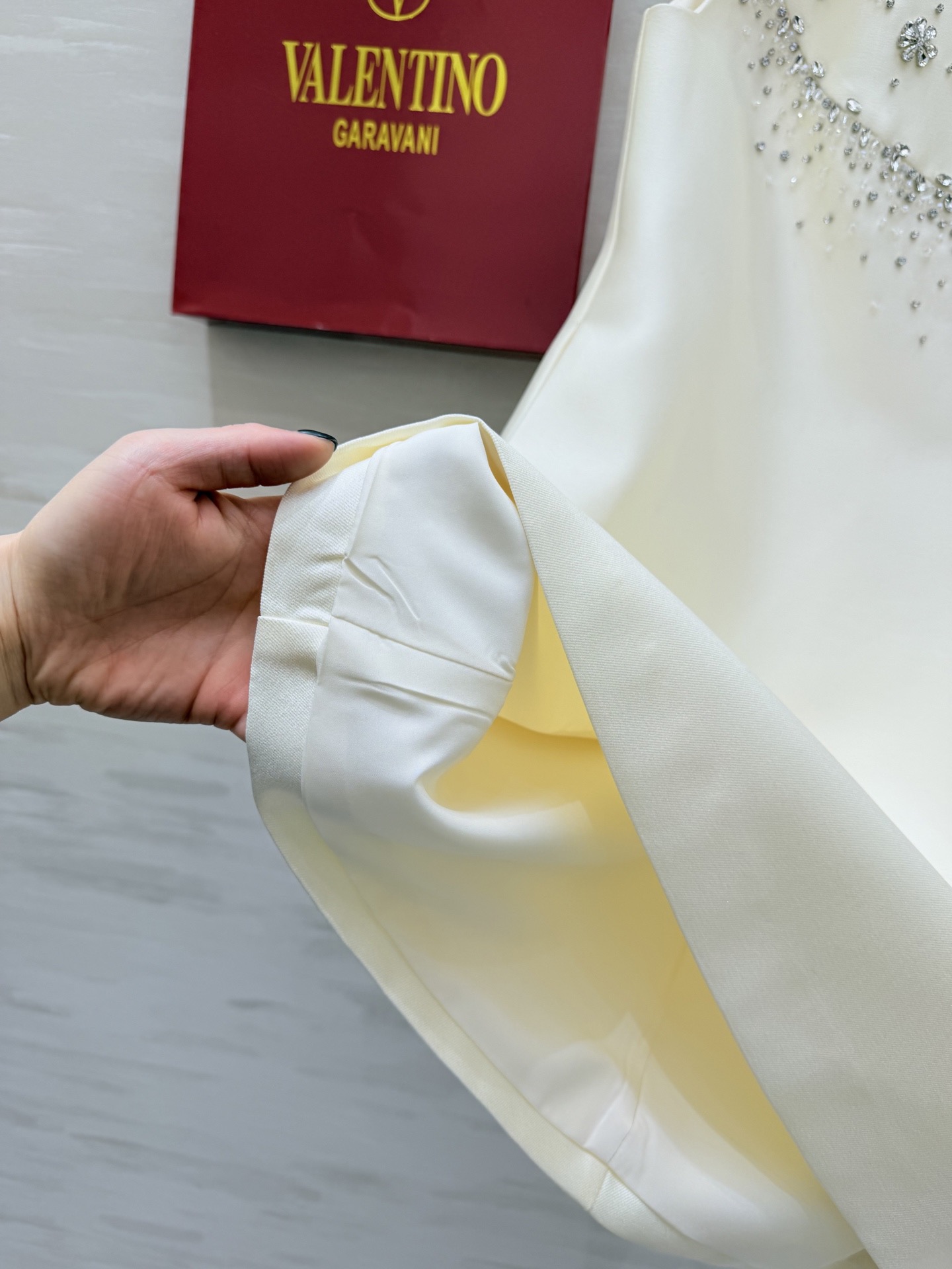 #Valentin♡²⁶重工水钻钉珠连衣裙 肩部蝴蝶结设计超优雅 领口纯手工水钻点缀 精致感满满💎立体剪