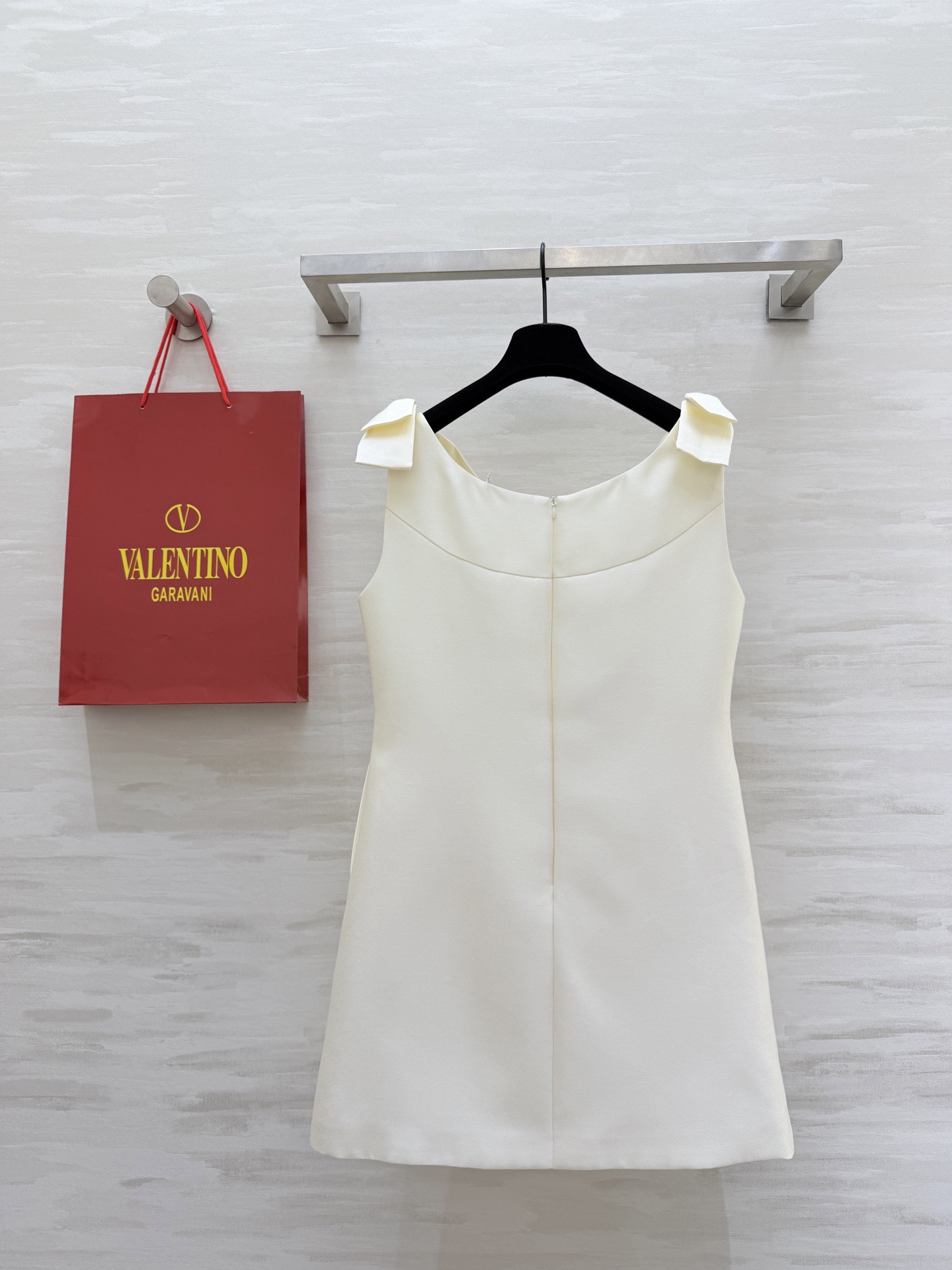 #Valentin♡²⁶重工水钻钉珠连衣裙 肩部蝴蝶结设计超优雅 领口纯手工水钻点缀 精致感满满💎立体剪