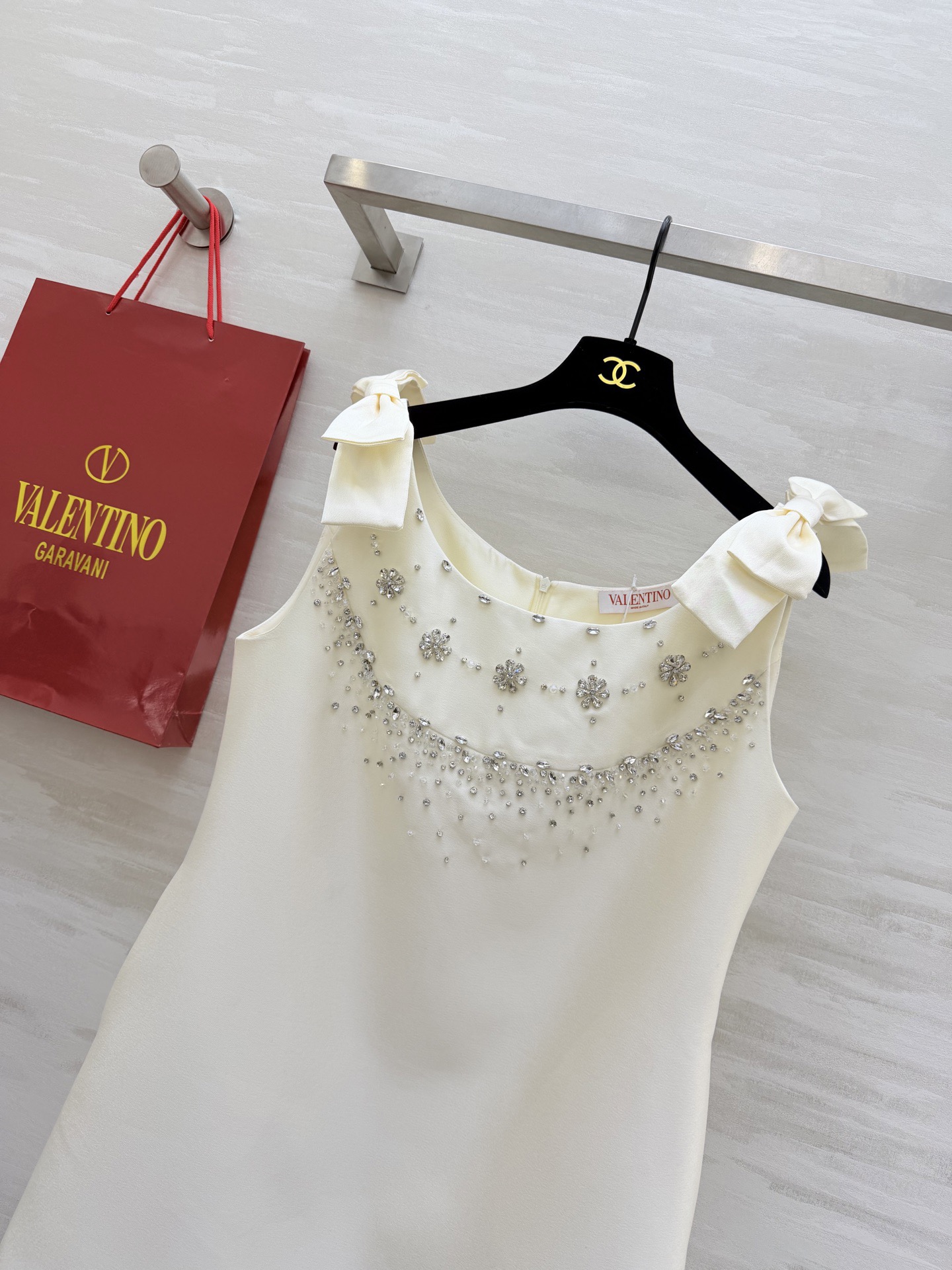 #Valentin♡²⁶重工水钻钉珠连衣裙 肩部蝴蝶结设计超优雅 领口纯手工水钻点缀 精致感满满💎立体剪