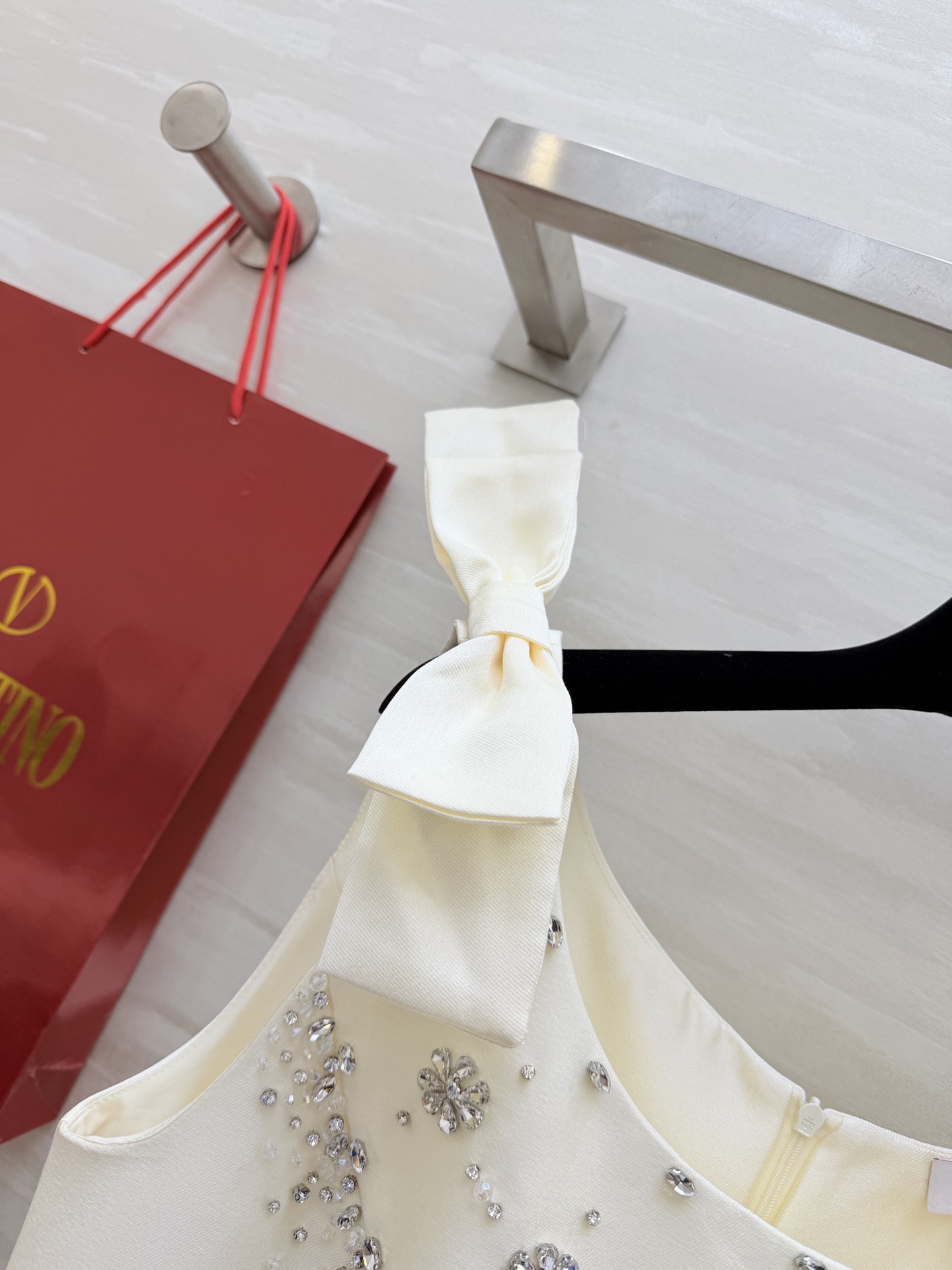 #Valentin♡²⁶重工水钻钉珠连衣裙 肩部蝴蝶结设计超优雅 领口纯手工水钻点缀 精致感满满💎立体剪