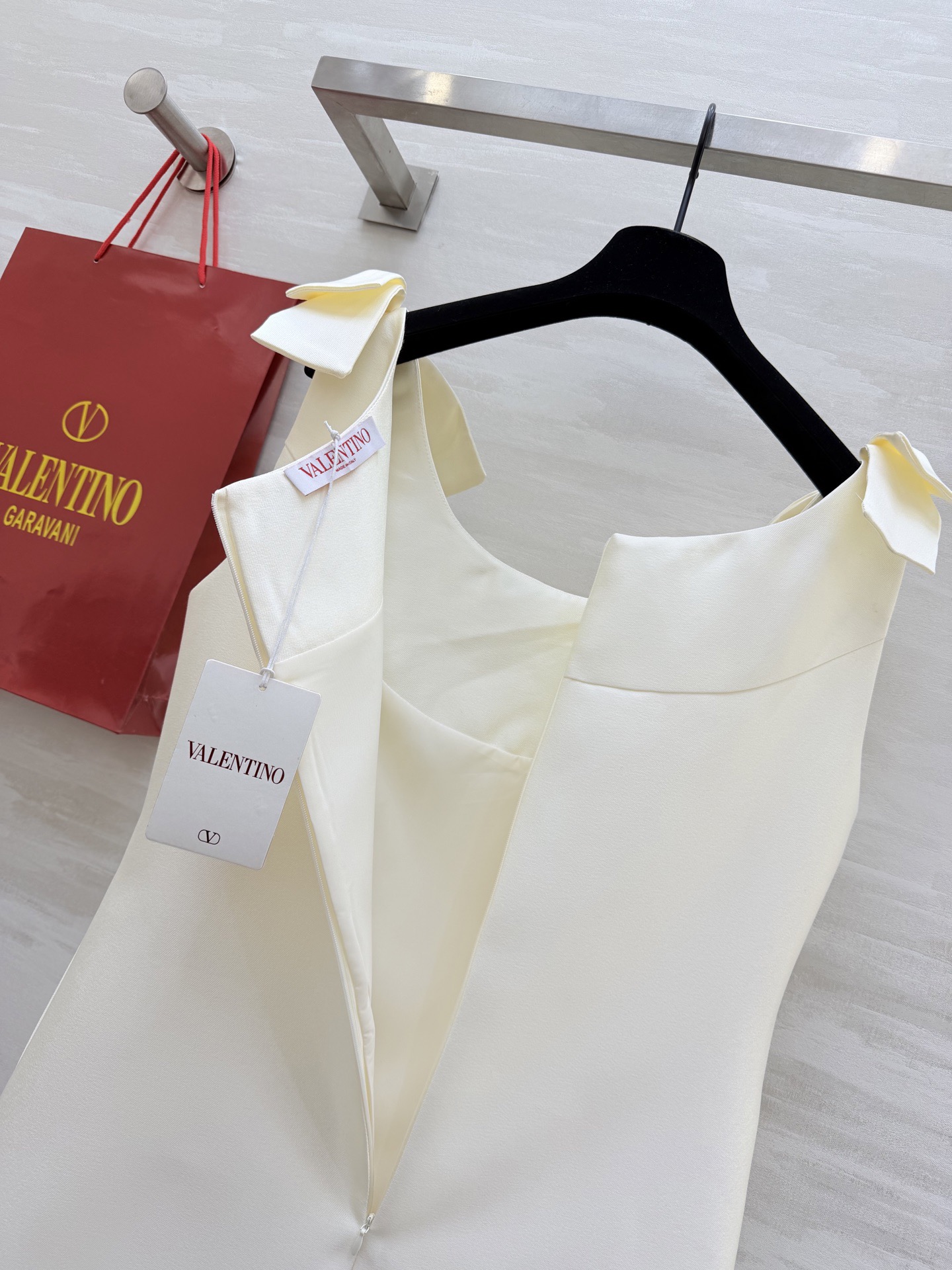 #Valentin♡²⁶重工水钻钉珠连衣裙 肩部蝴蝶结设计超优雅 领口纯手工水钻点缀 精致感满满💎立体剪