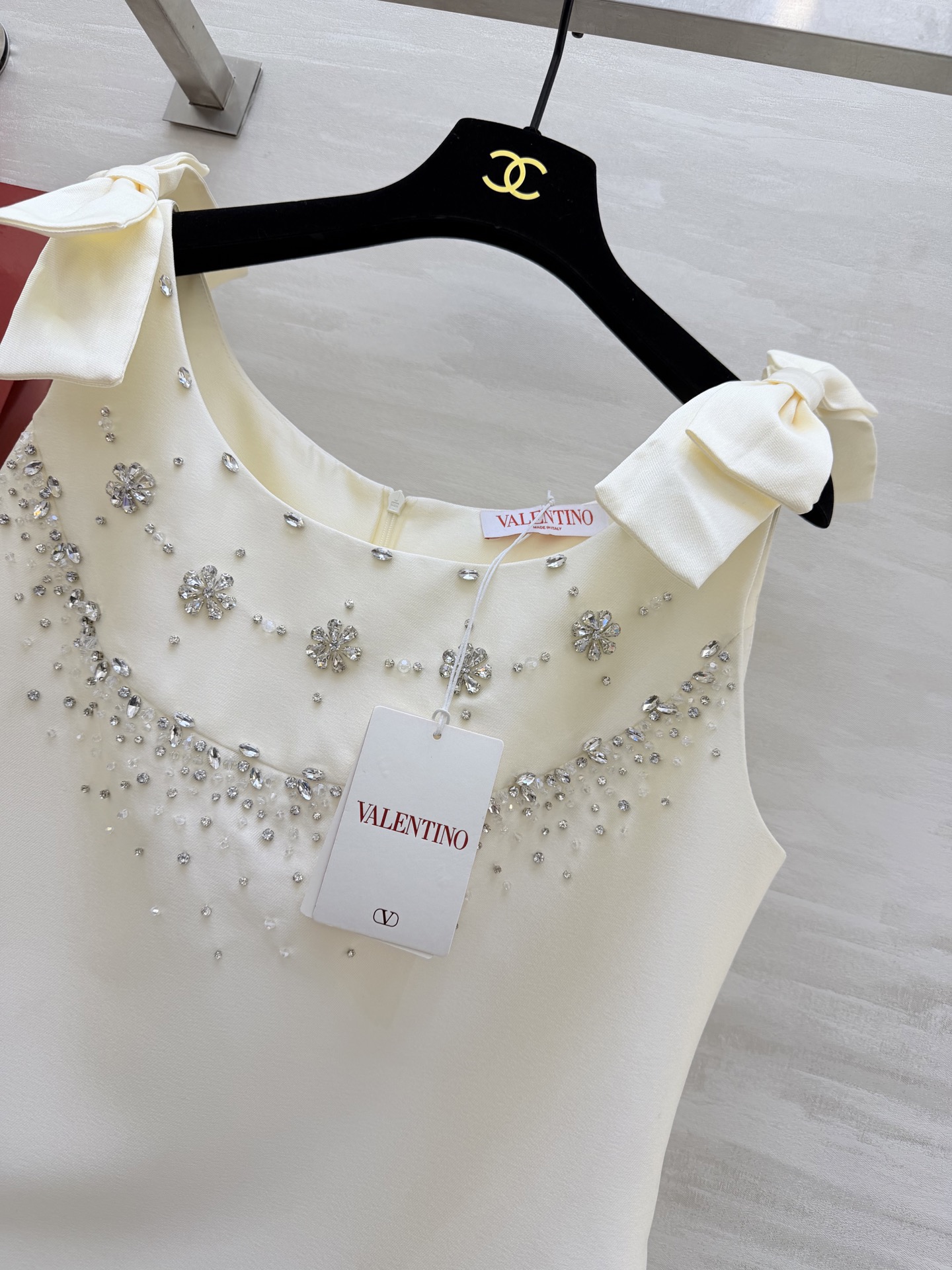 #Valentin♡²⁶重工水钻钉珠连衣裙 肩部蝴蝶结设计超优雅 领口纯手工水钻点缀 精致感满满💎立体剪