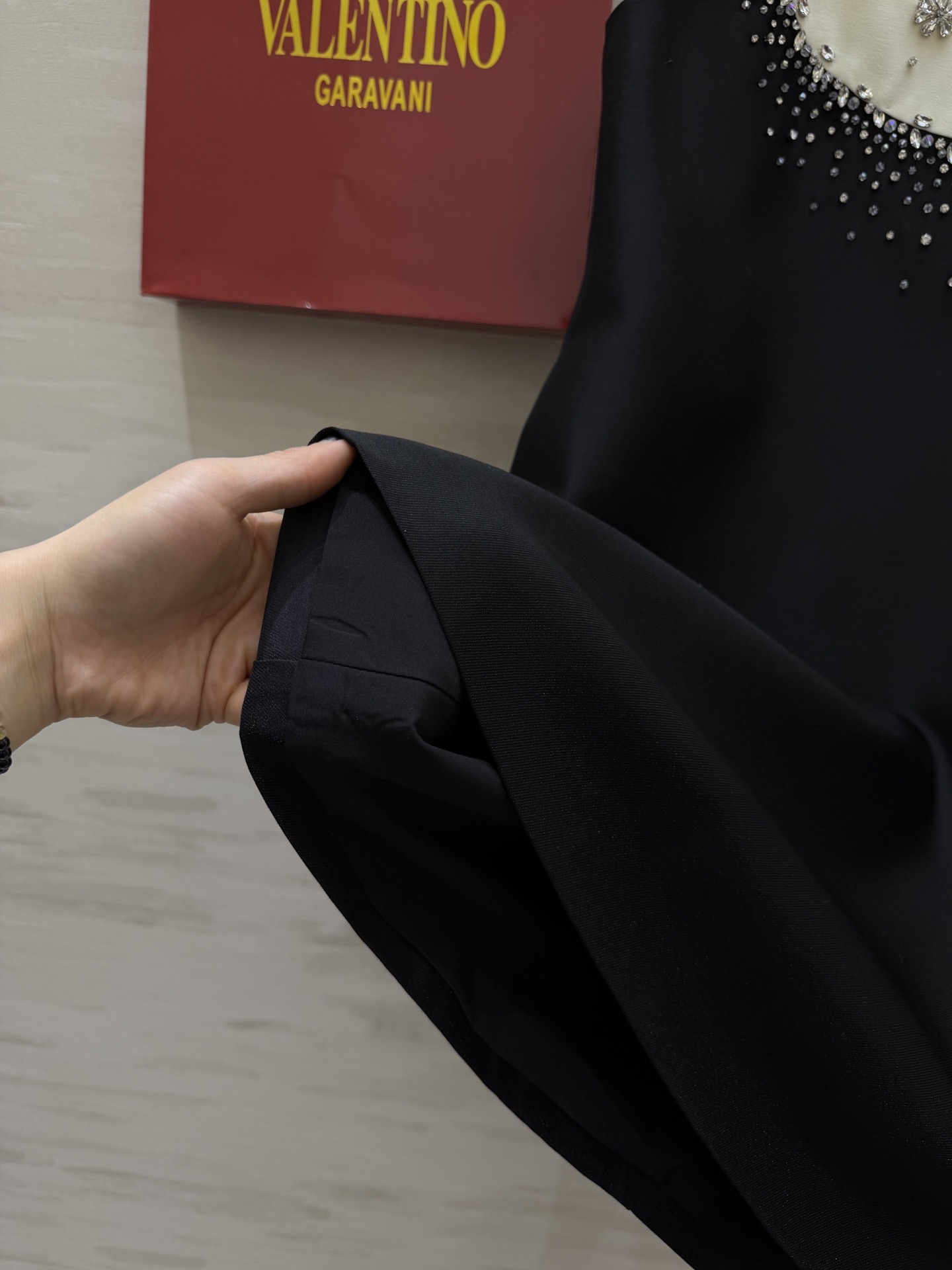 #Valentin♡²⁶重工水钻钉珠连衣裙 肩部蝴蝶结设计超优雅 领口纯手工水钻点缀 精致感满满💎立体剪