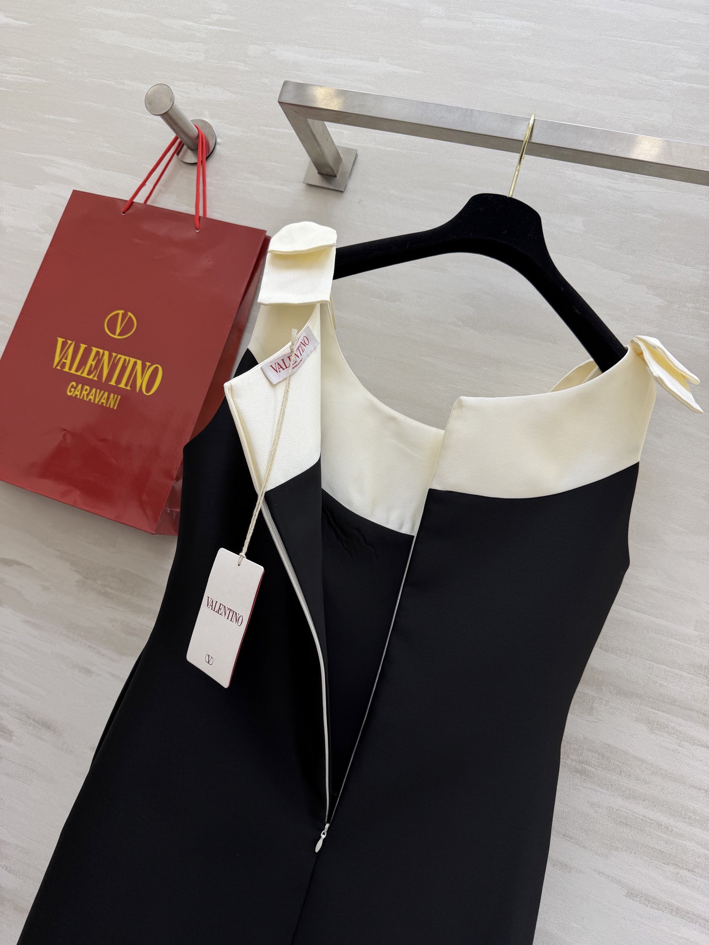 #Valentin♡²⁶重工水钻钉珠连衣裙 肩部蝴蝶结设计超优雅 领口纯手工水钻点缀 精致感满满💎立体剪