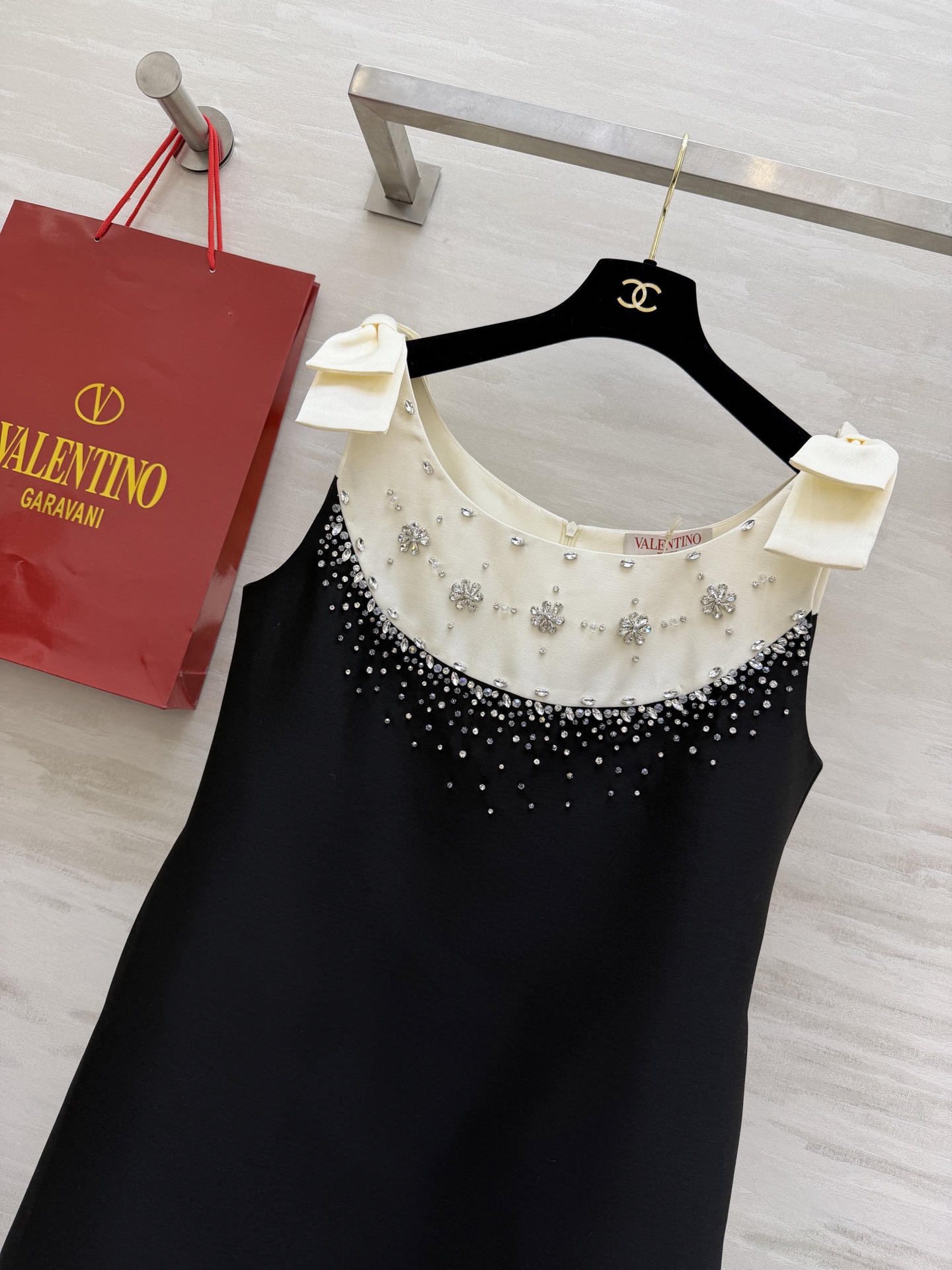 #Valentin♡²⁶重工水钻钉珠连衣裙 肩部蝴蝶结设计超优雅 领口纯手工水钻点缀 精致感满满💎立体剪