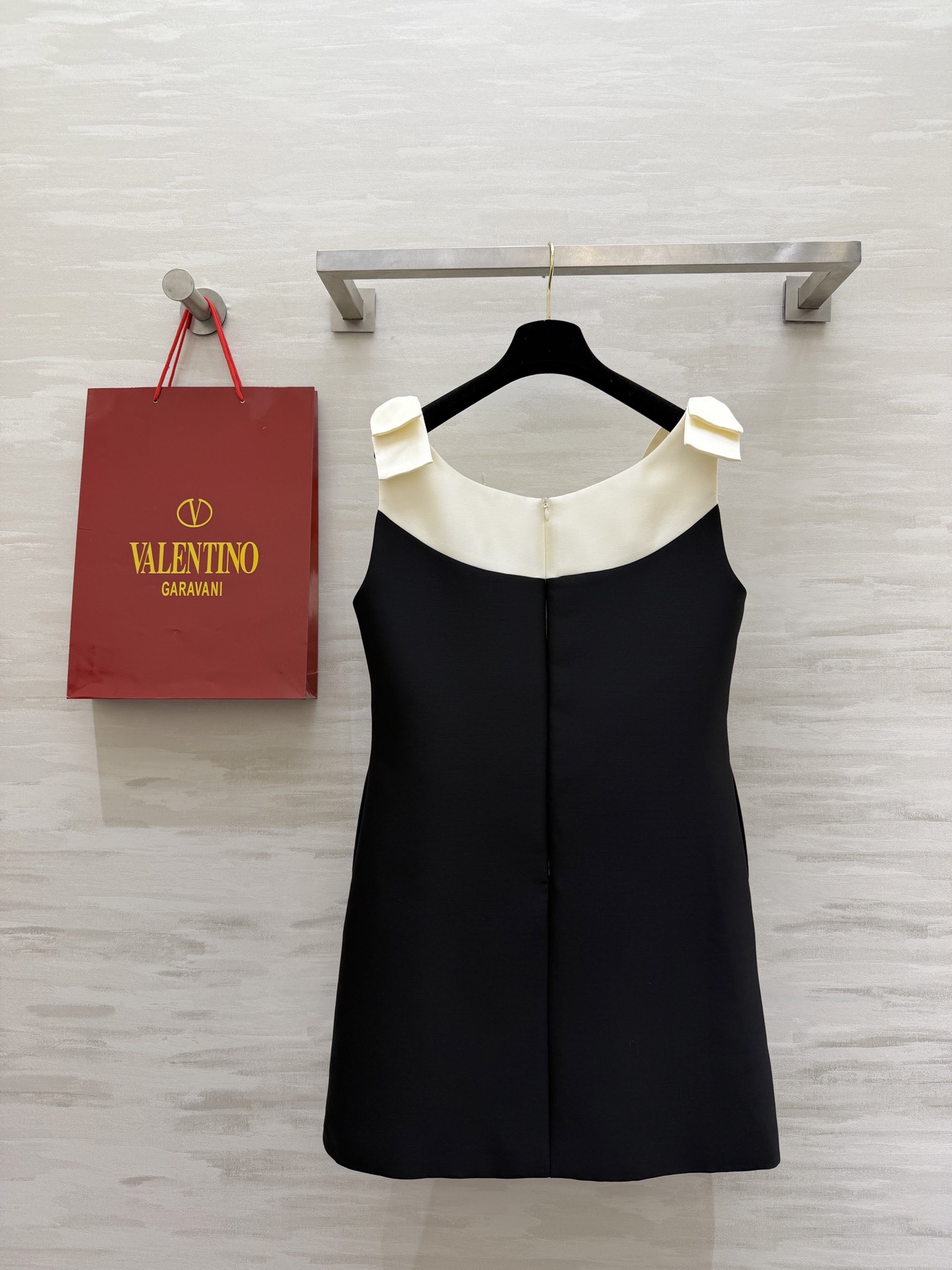 #Valentin♡²⁶重工水钻钉珠连衣裙 肩部蝴蝶结设计超优雅 领口纯手工水钻点缀 精致感满满💎立体剪