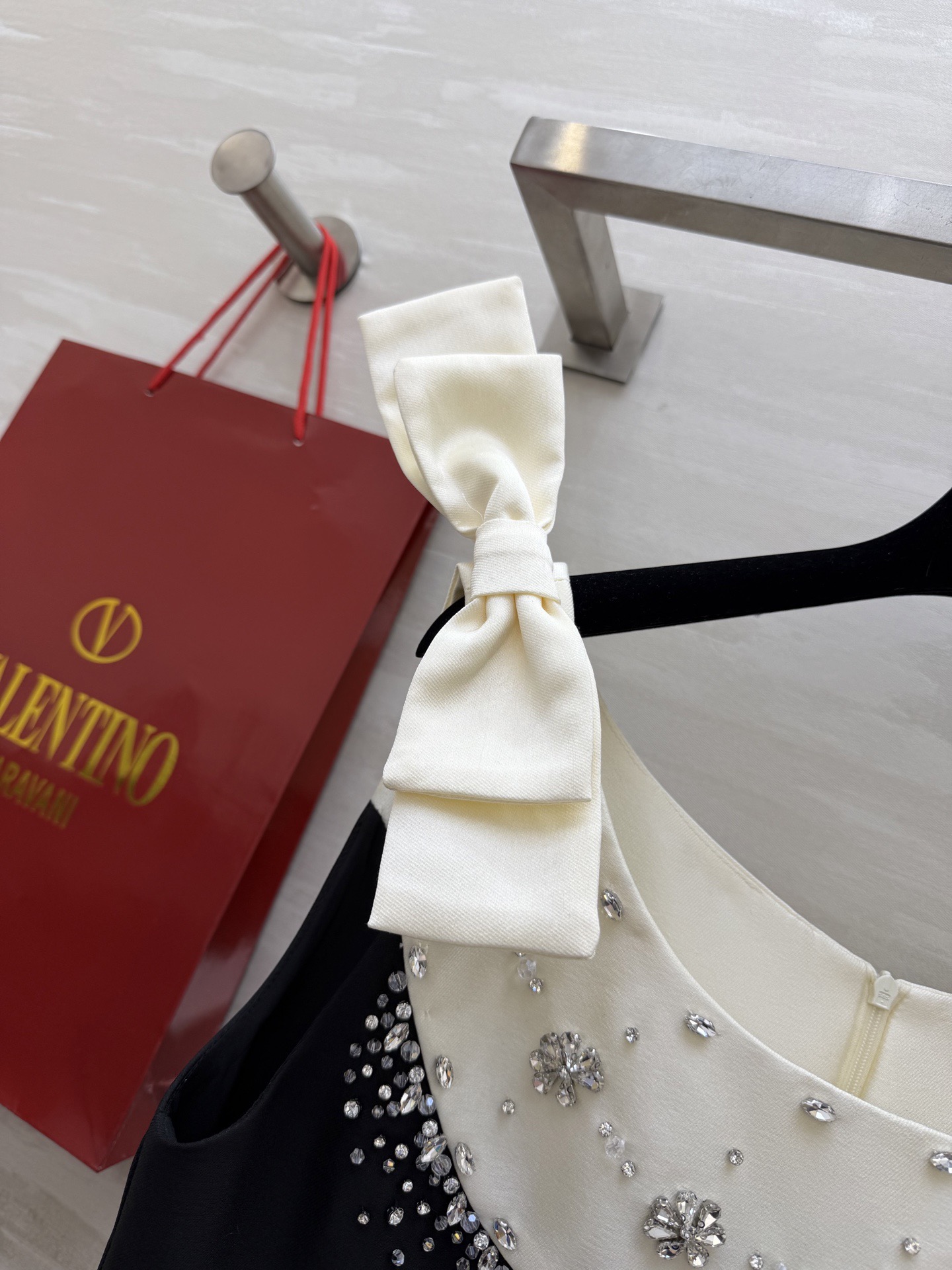 #Valentin♡²⁶重工水钻钉珠连衣裙 肩部蝴蝶结设计超优雅 领口纯手工水钻点缀 精致感满满💎立体剪