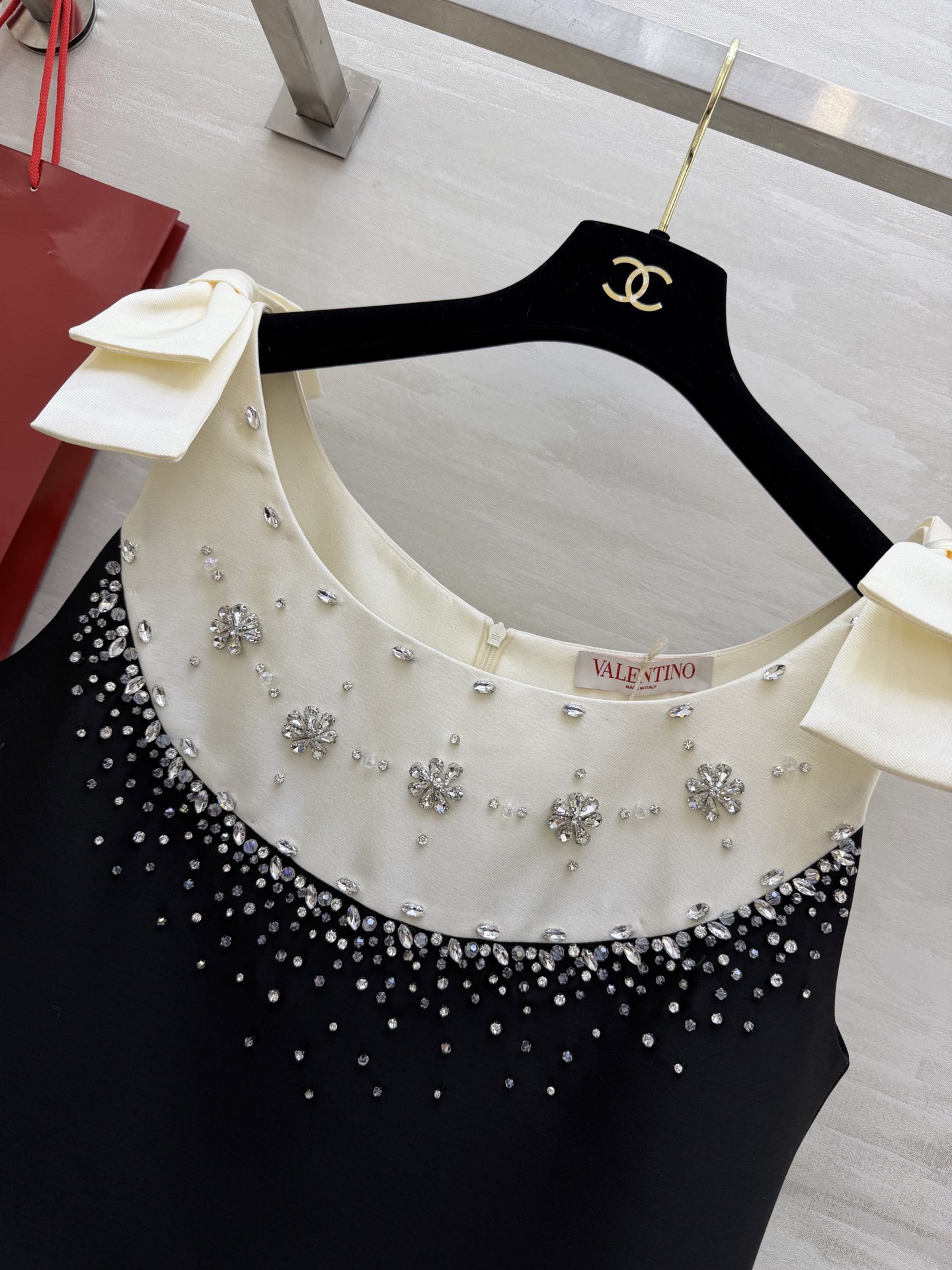 #Valentin♡²⁶重工水钻钉珠连衣裙 肩部蝴蝶结设计超优雅 领口纯手工水钻点缀 精致感满满💎立体剪