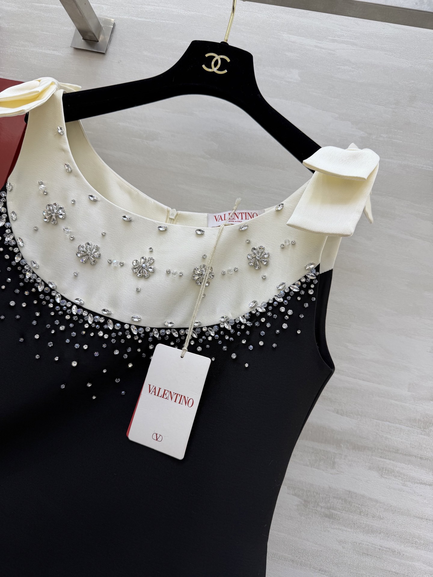 #Valentin♡²⁶重工水钻钉珠连衣裙 肩部蝴蝶结设计超优雅 领口纯手工水钻点缀 精致感满满💎立体剪