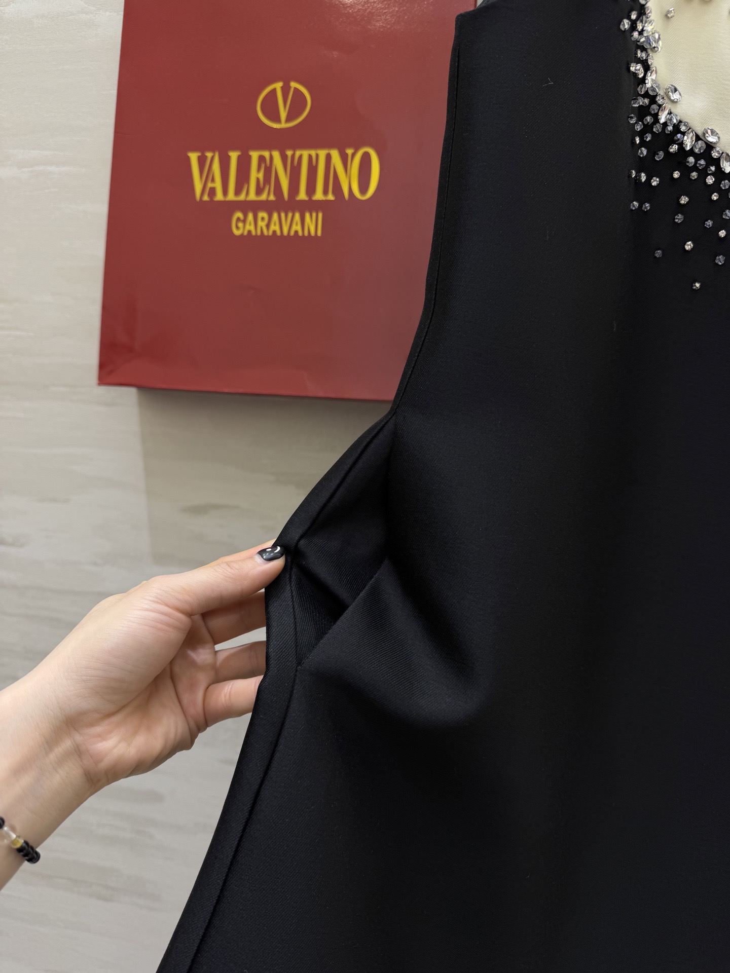 #Valentin♡²⁶重工水钻钉珠连衣裙 肩部蝴蝶结设计超优雅 领口纯手工水钻点缀 精致感满满💎立体剪