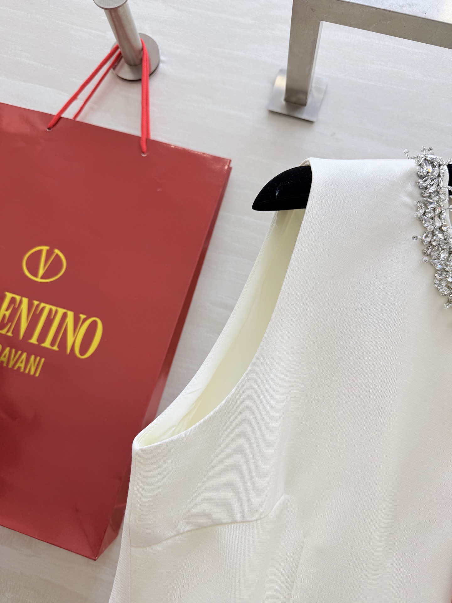 #Valentin♡²⁶新款 重工钉珠连衣裙 圆领纯手工重工镶钻设计超精致 简约优雅又不失华丽感 立体剪