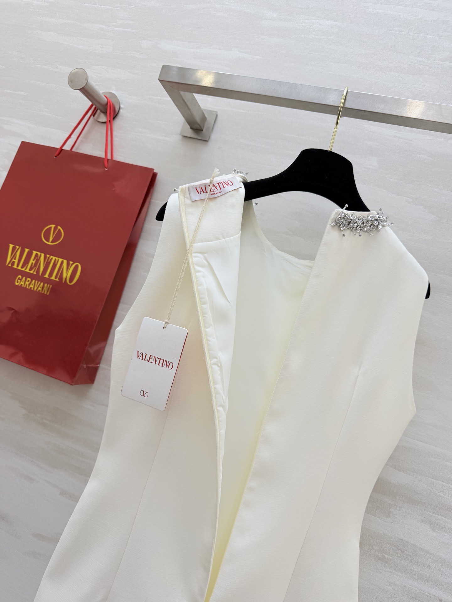 #Valentin♡²⁶新款 重工钉珠连衣裙 圆领纯手工重工镶钻设计超精致 简约优雅又不失华丽感 立体剪