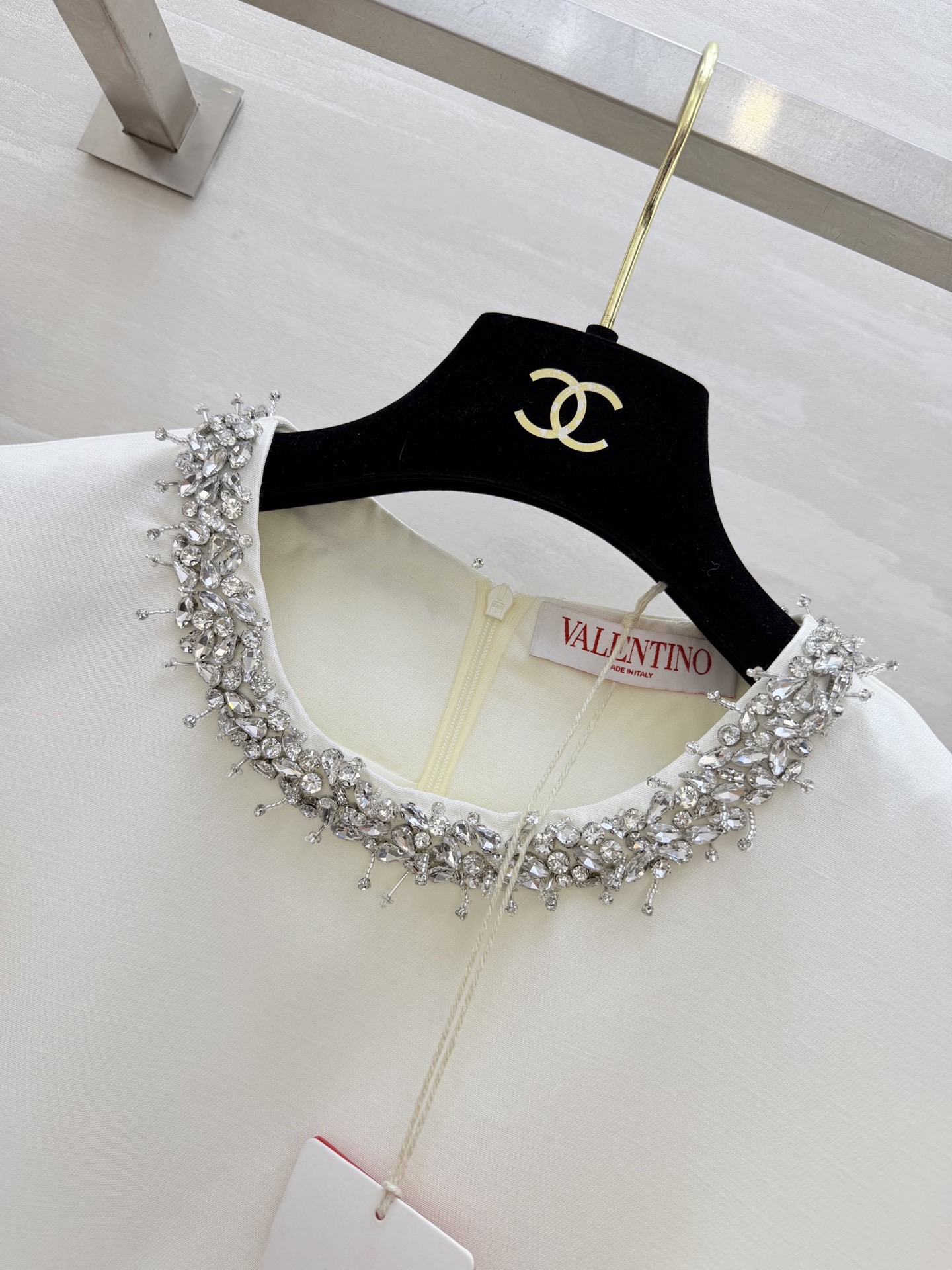 #Valentin♡²⁶新款 重工钉珠连衣裙 圆领纯手工重工镶钻设计超精致 简约优雅又不失华丽感 立体剪