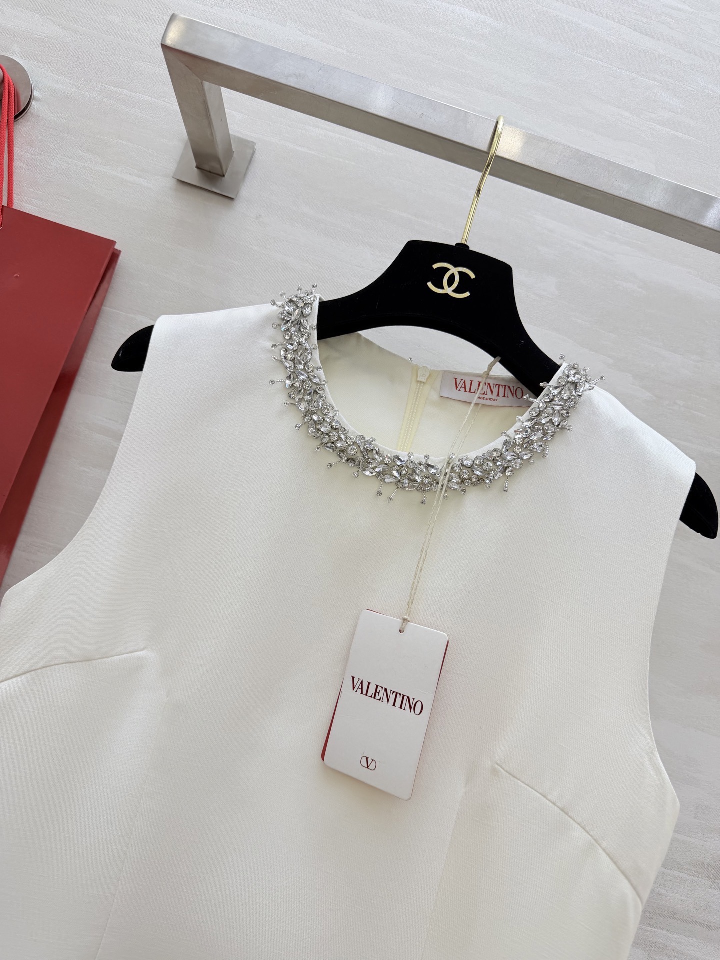 #Valentin♡²⁶新款 重工钉珠连衣裙 圆领纯手工重工镶钻设计超精致 简约优雅又不失华丽感 立体剪