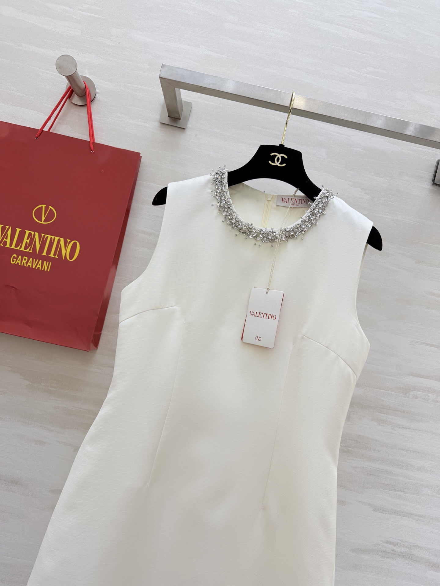 #Valentin♡²⁶新款 重工钉珠连衣裙 圆领纯手工重工镶钻设计超精致 简约优雅又不失华丽感 立体剪