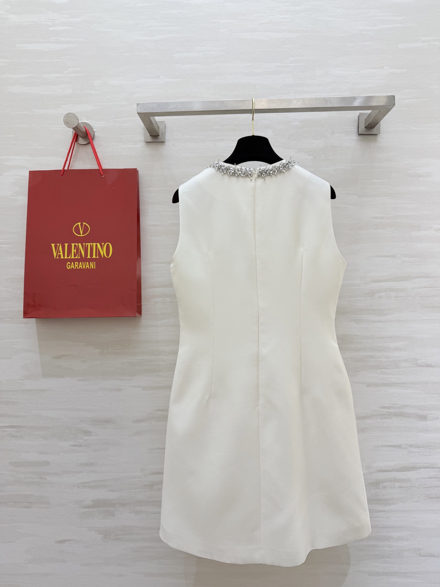 #Valentin♡²⁶新款 重工钉珠连衣裙 圆领纯手工重工镶钻设计超精致 简约优雅又不失华丽感 立体剪