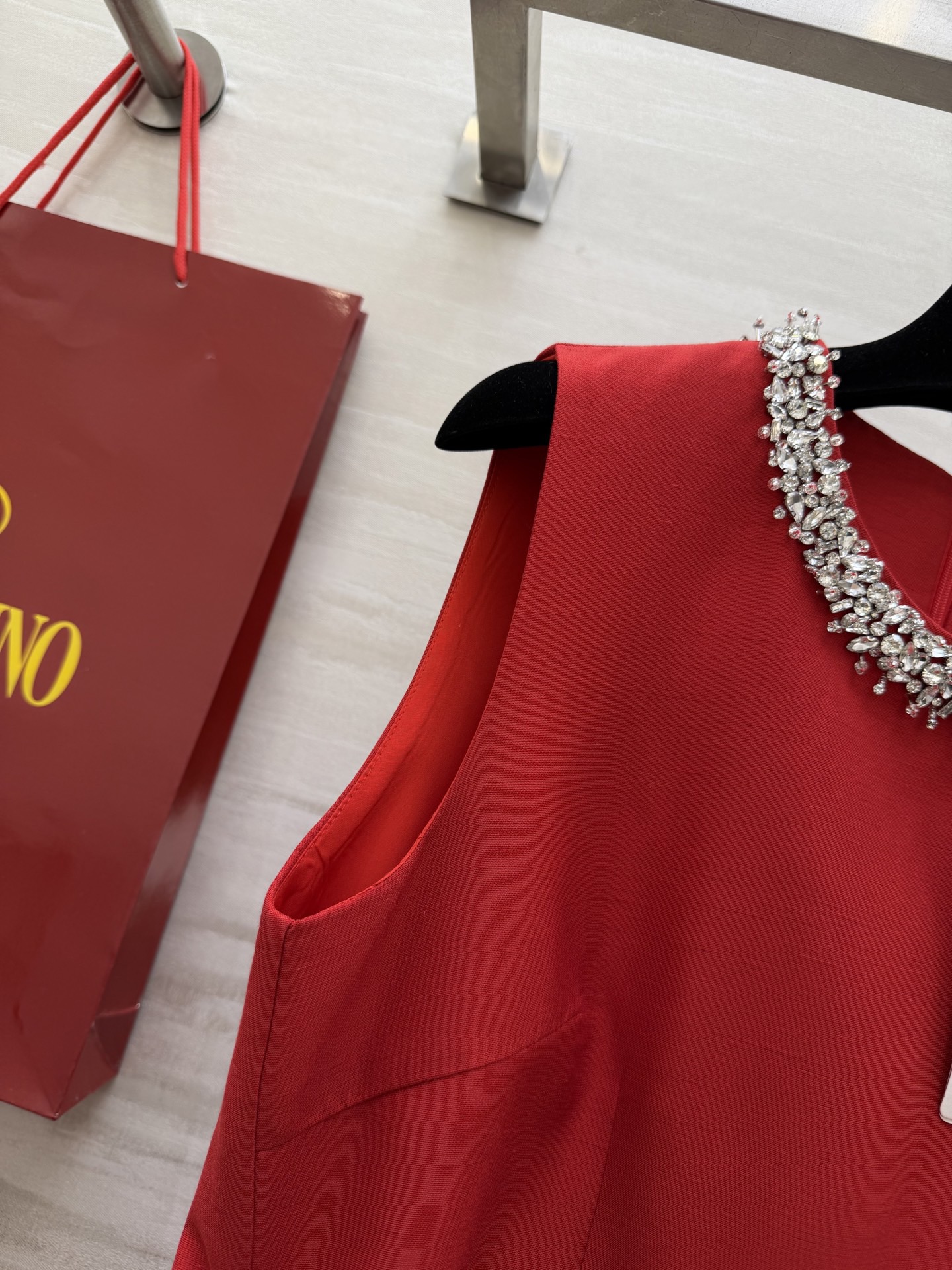 #Valentin♡²⁶新款 重工钉珠连衣裙 圆领纯手工重工镶钻设计超精致 简约优雅又不失华丽感 立体剪