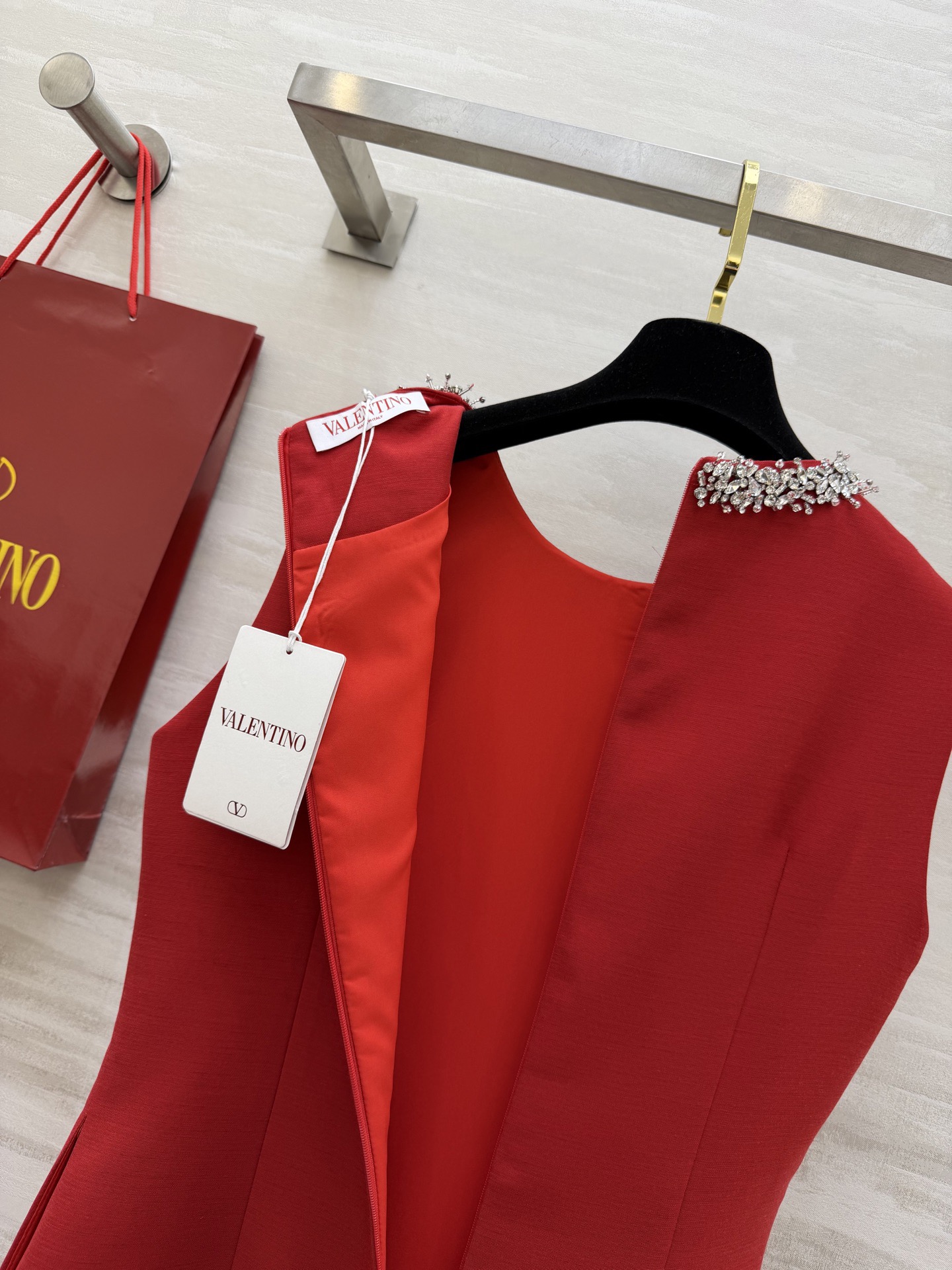 #Valentin♡²⁶新款 重工钉珠连衣裙 圆领纯手工重工镶钻设计超精致 简约优雅又不失华丽感 立体剪