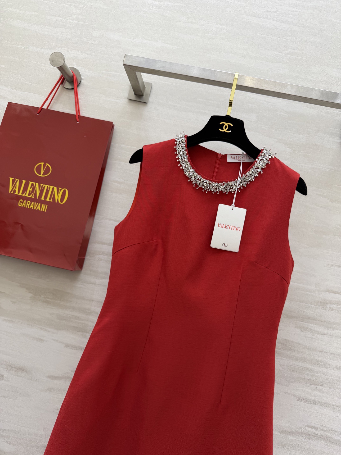 #Valentin♡²⁶新款 重工钉珠连衣裙 圆领纯手工重工镶钻设计超精致 简约优雅又不失华丽感 立体剪