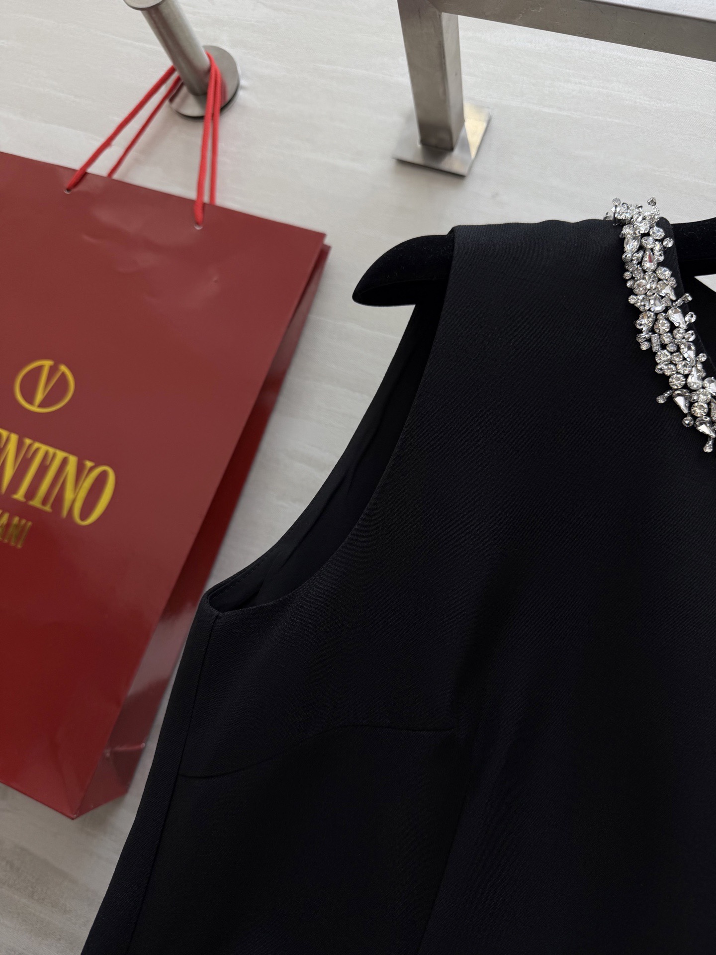 #Valentin♡²⁶新款 重工钉珠连衣裙 圆领纯手工重工镶钻设计超精致 简约优雅又不失华丽感 立体剪