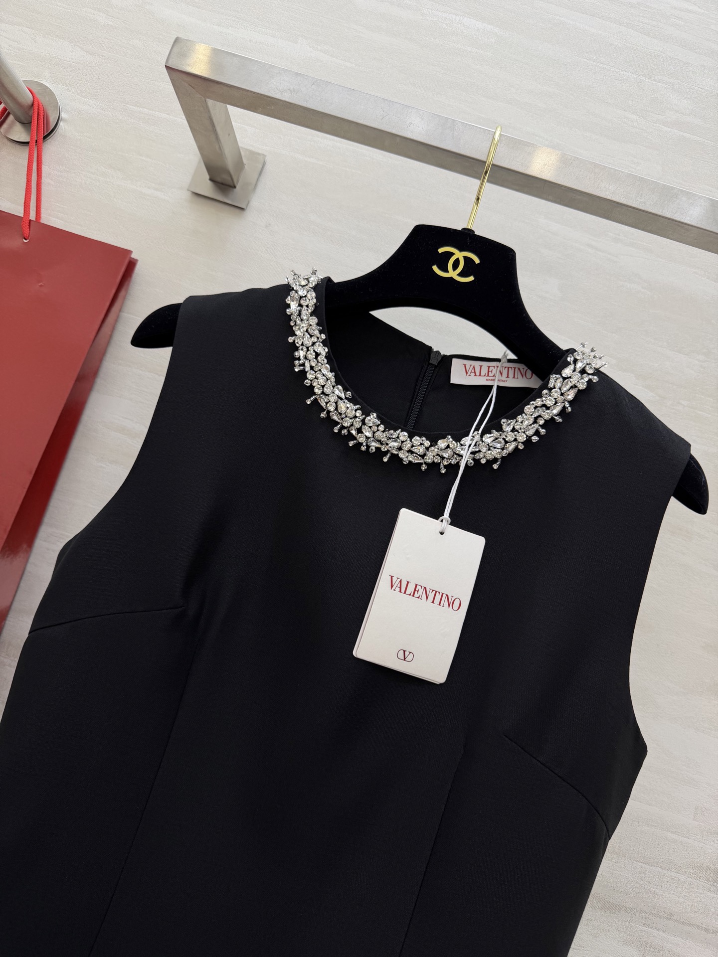 #Valentin♡²⁶新款 重工钉珠连衣裙 圆领纯手工重工镶钻设计超精致 简约优雅又不失华丽感 立体剪