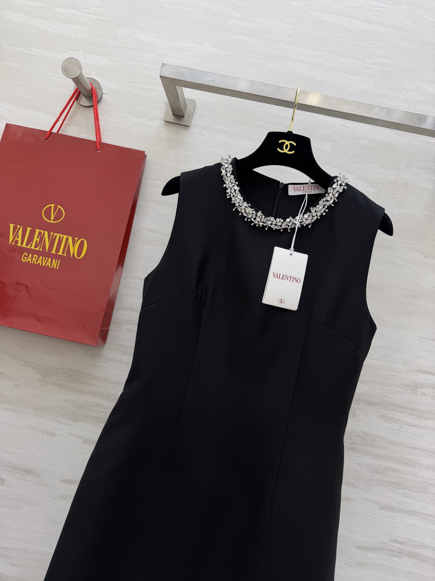 #Valentin♡²⁶新款 重工钉珠连衣裙 圆领纯手工重工镶钻设计超精致 简约优雅又不失华丽感 立体剪