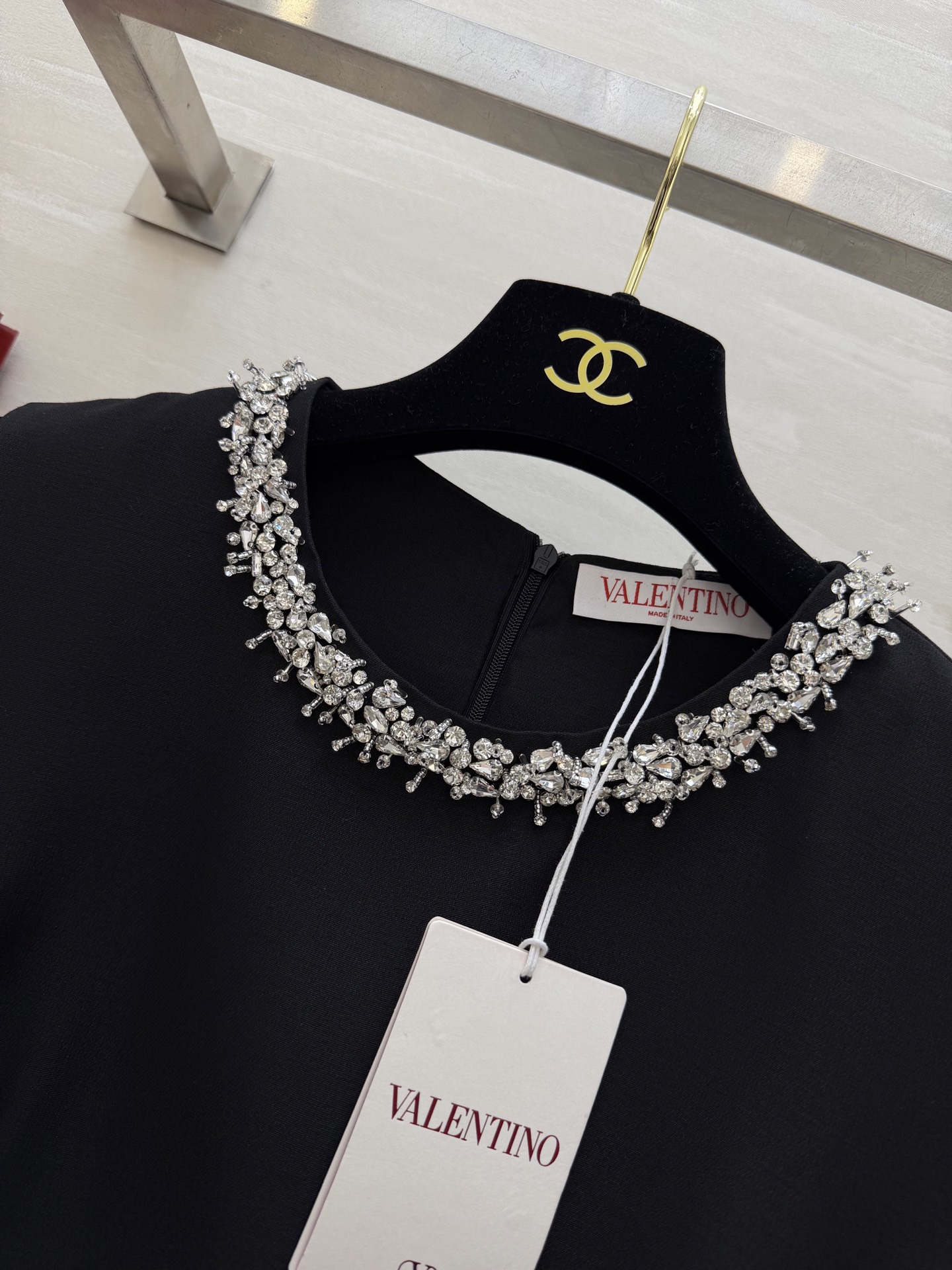 #Valentin♡²⁶新款 重工钉珠连衣裙 圆领纯手工重工镶钻设计超精致 简约优雅又不失华丽感 立体剪