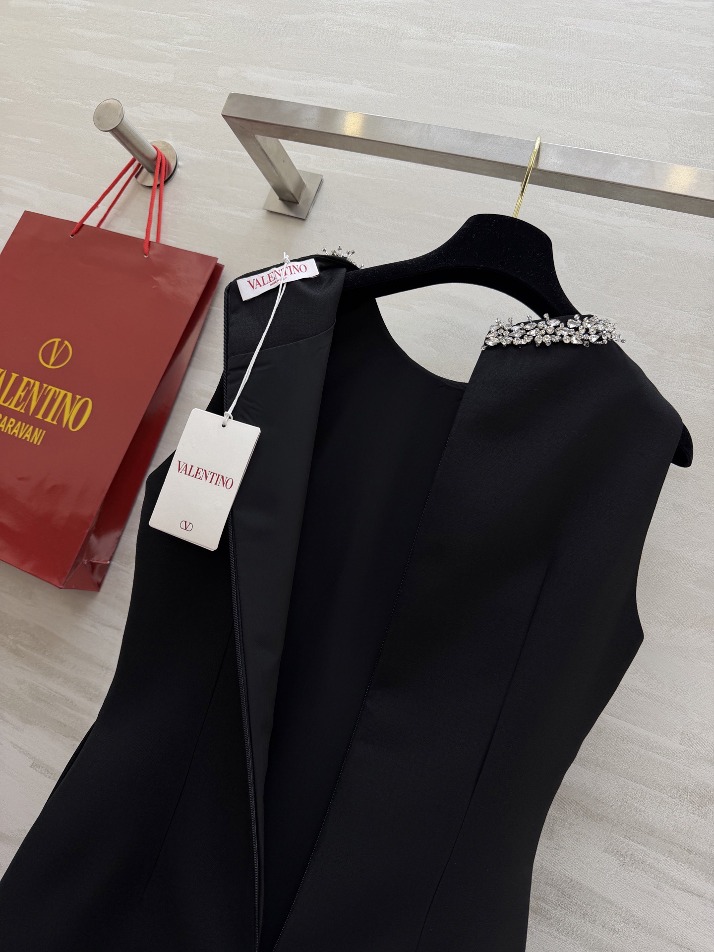 #Valentin♡²⁶新款 重工钉珠连衣裙 圆领纯手工重工镶钻设计超精致 简约优雅又不失华丽感 立体剪