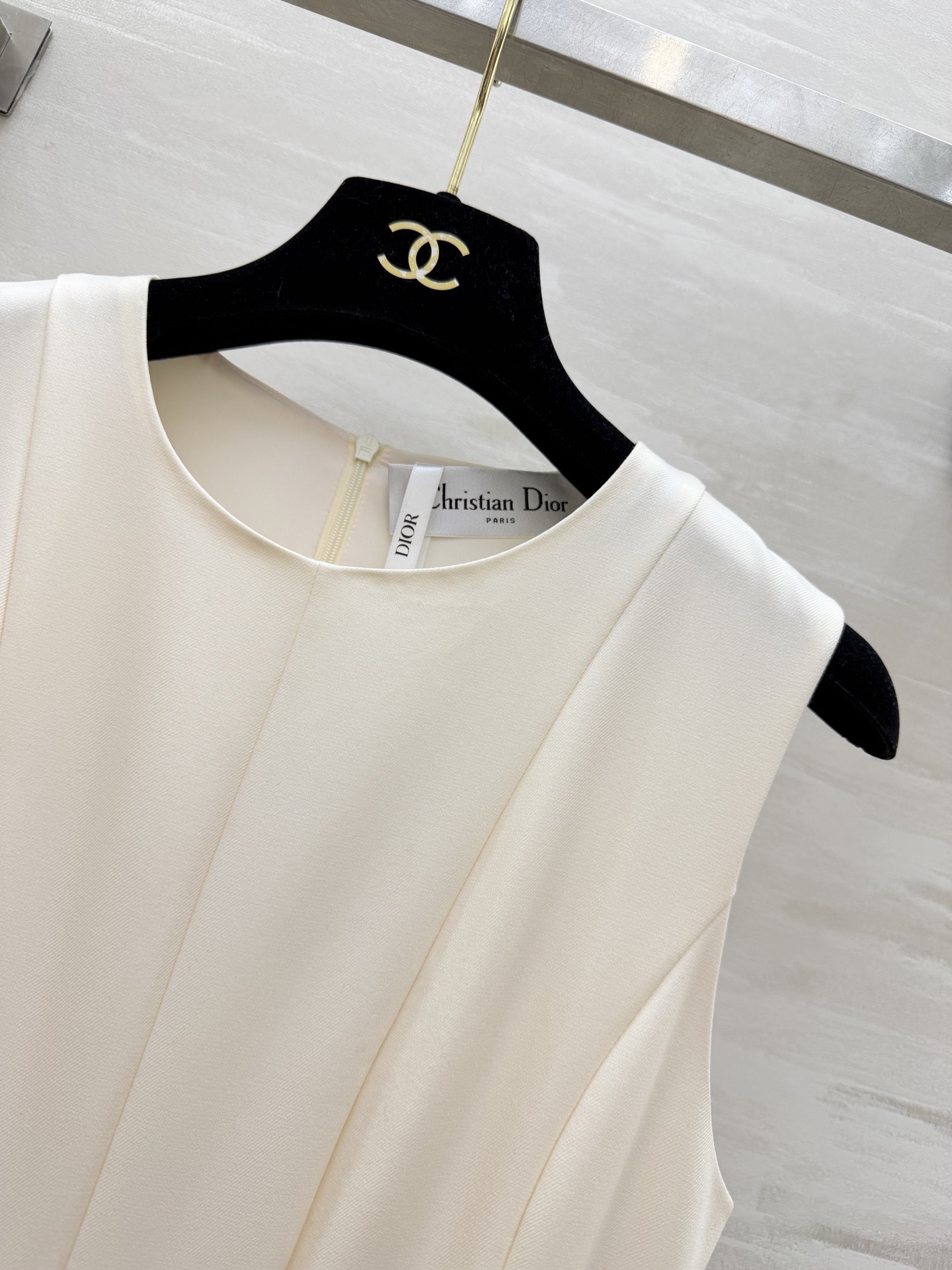 #Dio♡²⁶春夏新款 无袖连衣裙 简约优雅 剪裁精致！腰部分割线设计修饰身形 裙摆自然垂坠 法式气质满