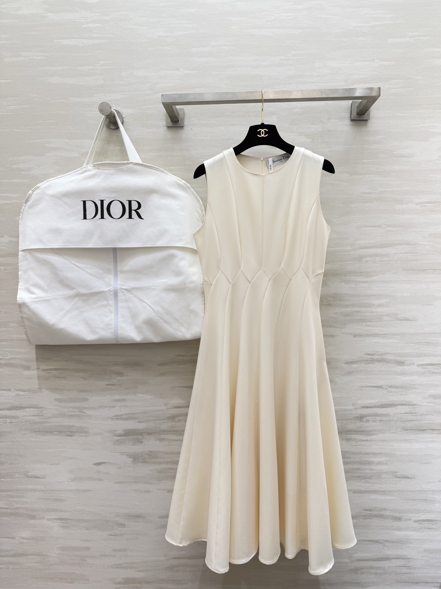 NO:736566,#Dio new spring and summer sleeveless dress, simple and elegant, exquisite tailoring!  The waist dividing line design modifies the figure, the skirt drapes naturally, the French style is full of high-quality customization, the first stock size is S/M/L/XL/XXL (S size bust 84, skirt length 110),, dior, skirts,19860909#Dio春夏新款 无袖连衣裙 简约优雅 剪裁精致！腰部分割线设计修饰身形 裙摆自然垂坠 法式气质满满高品质定制 现货首发sizeS/M/L/XL/XXL（s码胸围84,裙长110）,,dior,skirts,,Women's clothing
