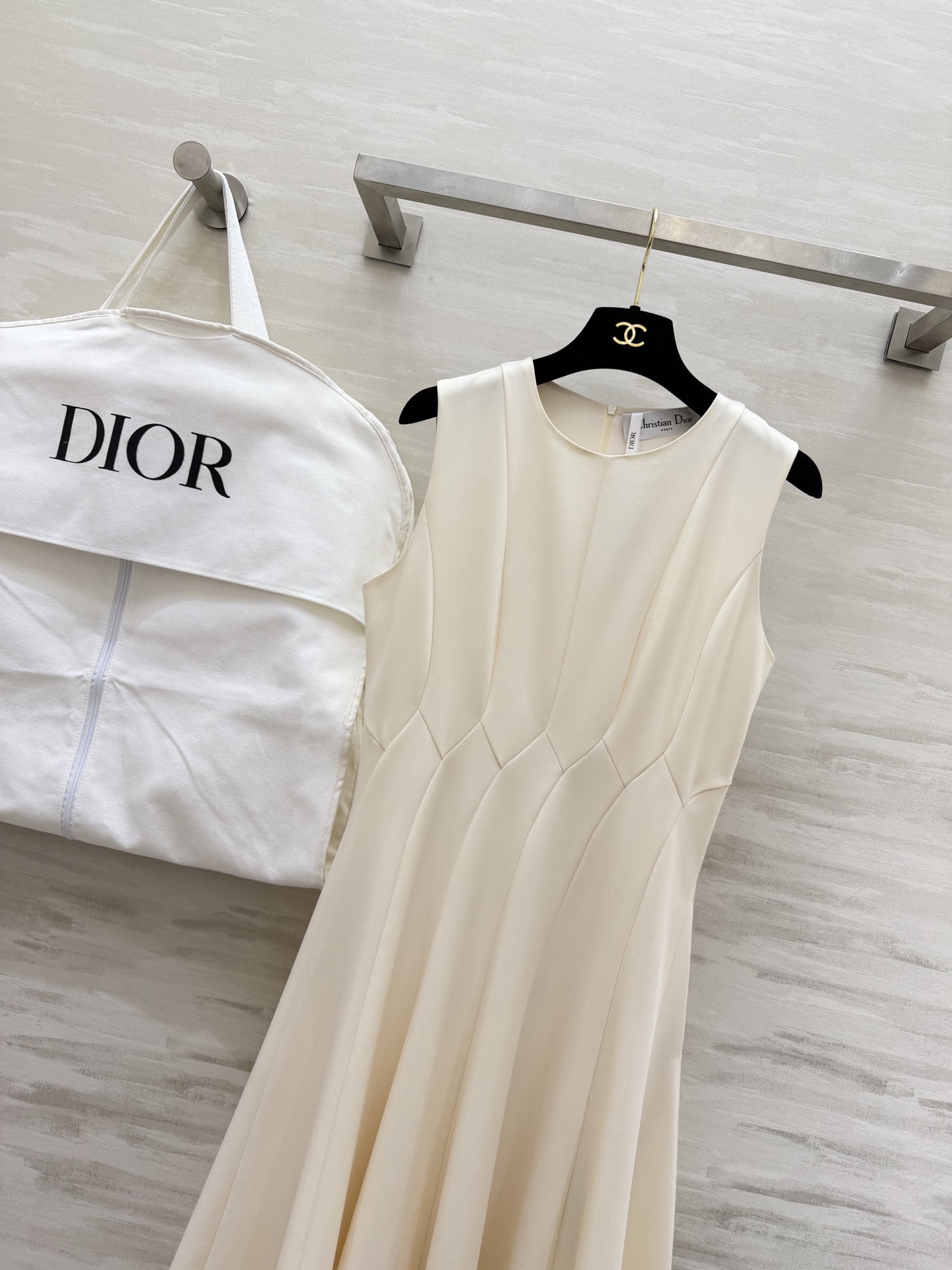 #Dio♡²⁶春夏新款 无袖连衣裙 简约优雅 剪裁精致！腰部分割线设计修饰身形 裙摆自然垂坠 法式气质满