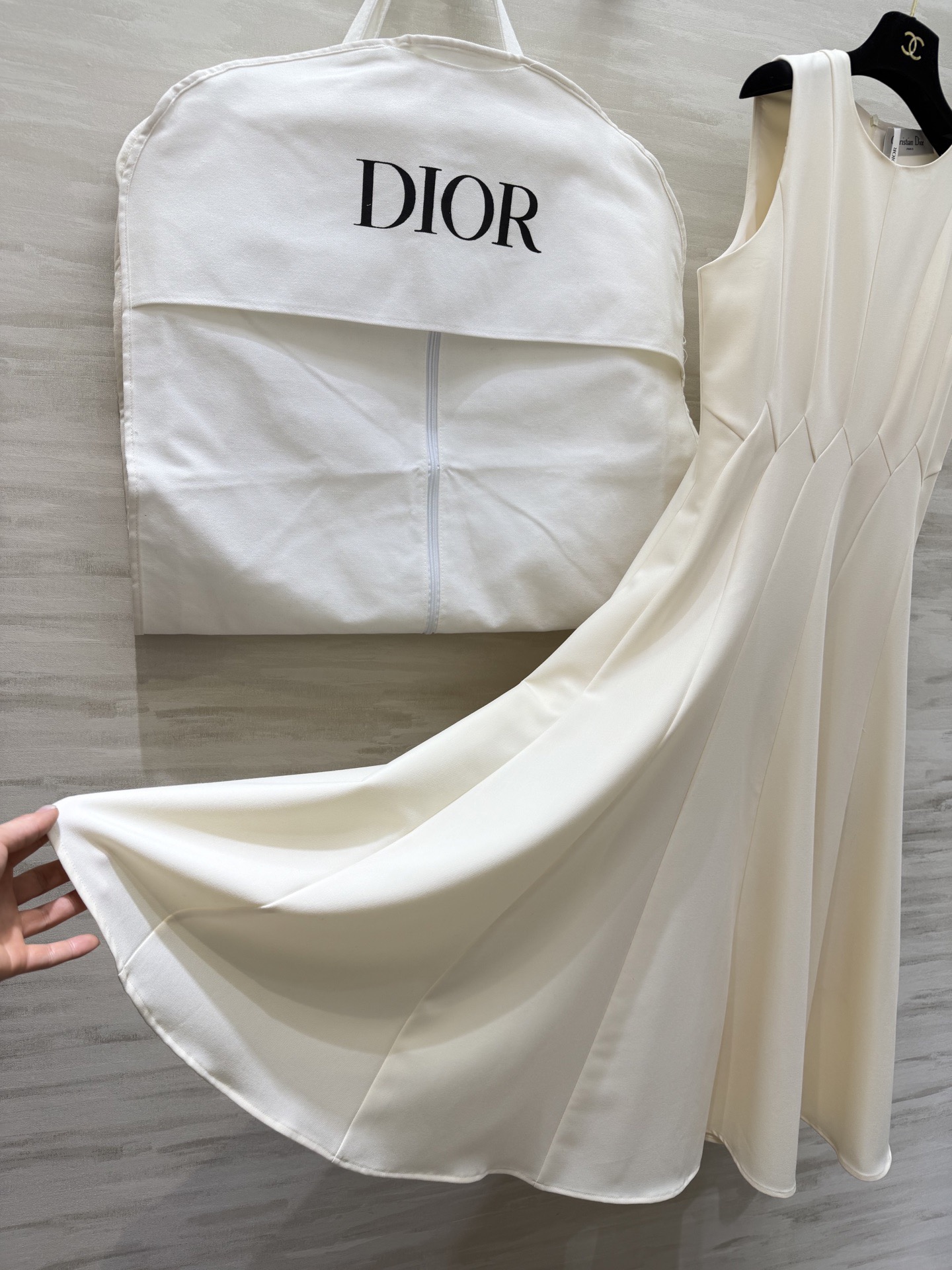 #Dio♡²⁶春夏新款 无袖连衣裙 简约优雅 剪裁精致！腰部分割线设计修饰身形 裙摆自然垂坠 法式气质满