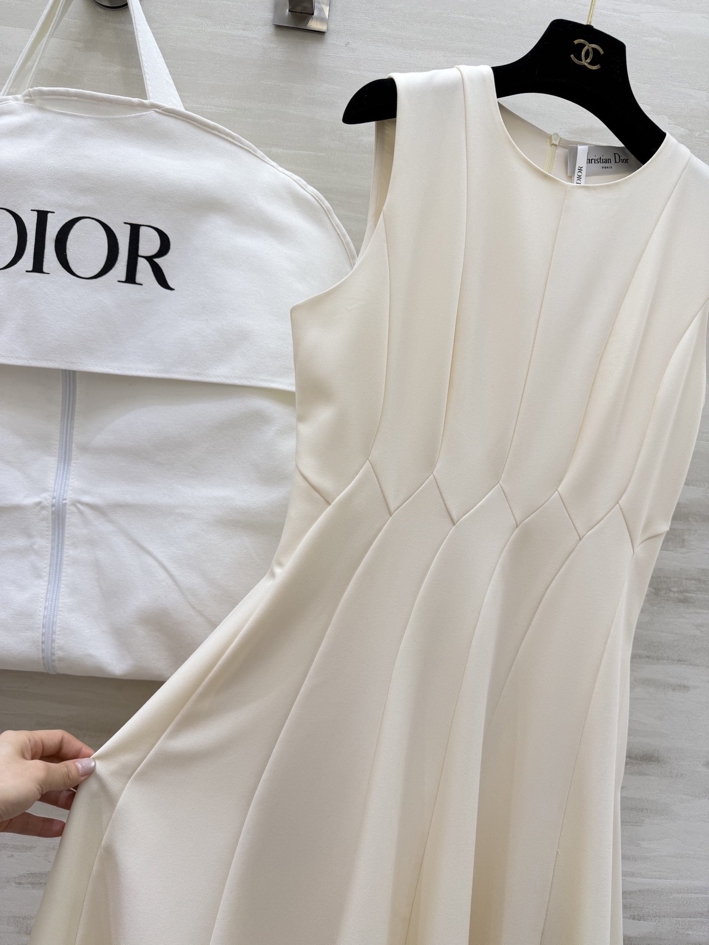 #Dio♡²⁶春夏新款 无袖连衣裙 简约优雅 剪裁精致！腰部分割线设计修饰身形 裙摆自然垂坠 法式气质满