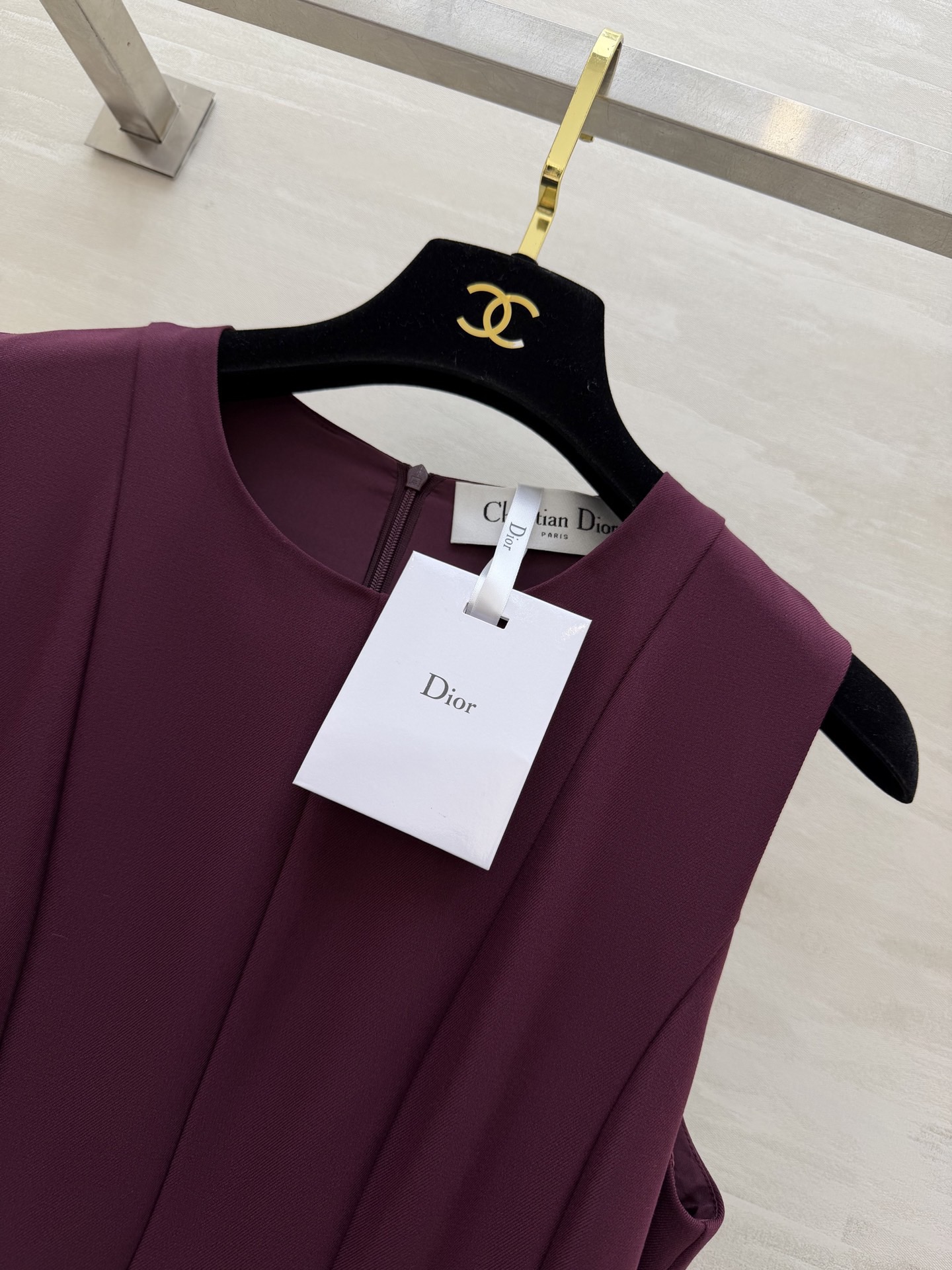 #Dio♡²⁶春夏新款 无袖连衣裙 简约优雅 剪裁精致！腰部分割线设计修饰身形 裙摆自然垂坠 法式气质满