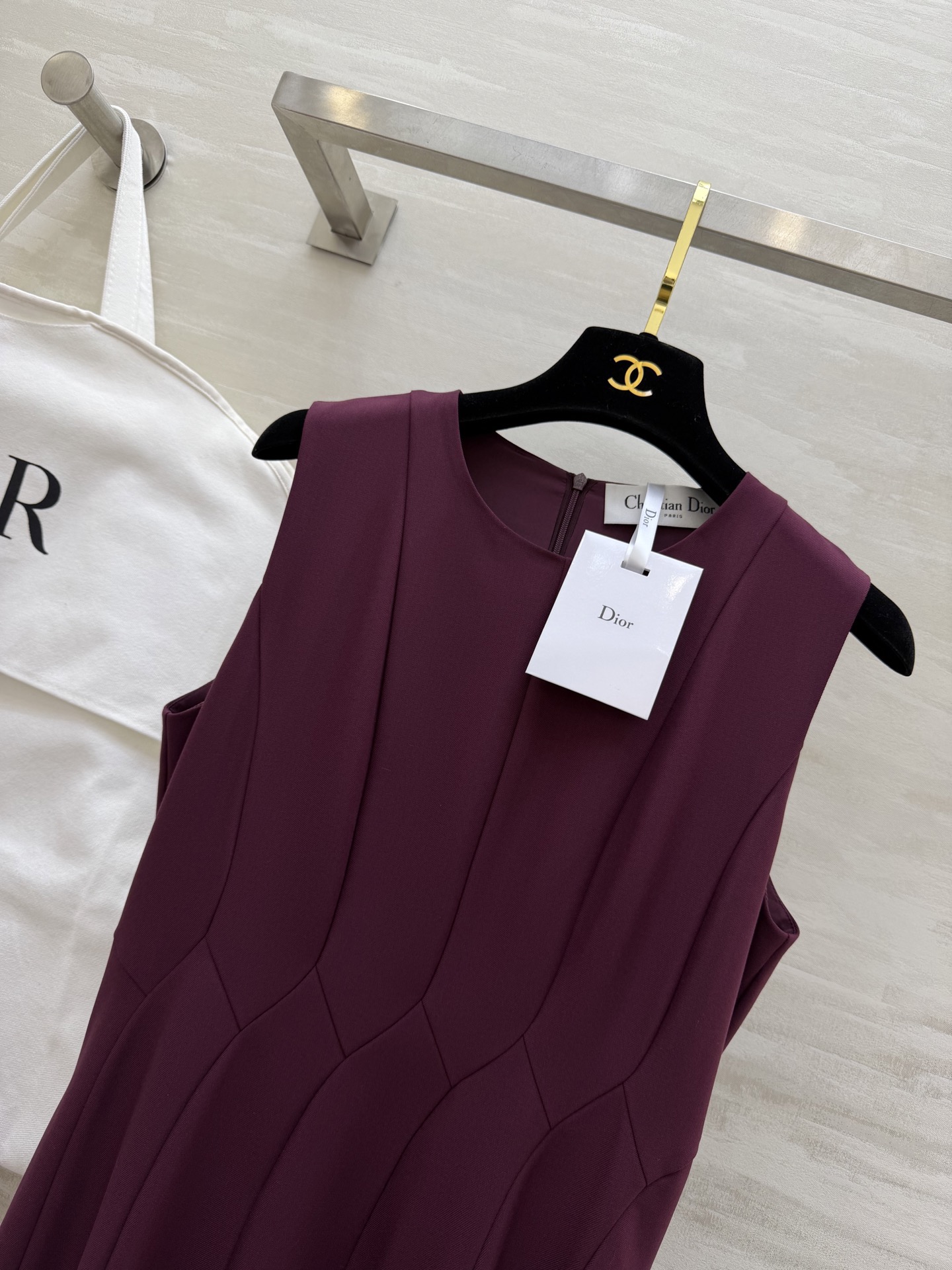 #Dio♡²⁶春夏新款 无袖连衣裙 简约优雅 剪裁精致！腰部分割线设计修饰身形 裙摆自然垂坠 法式气质满