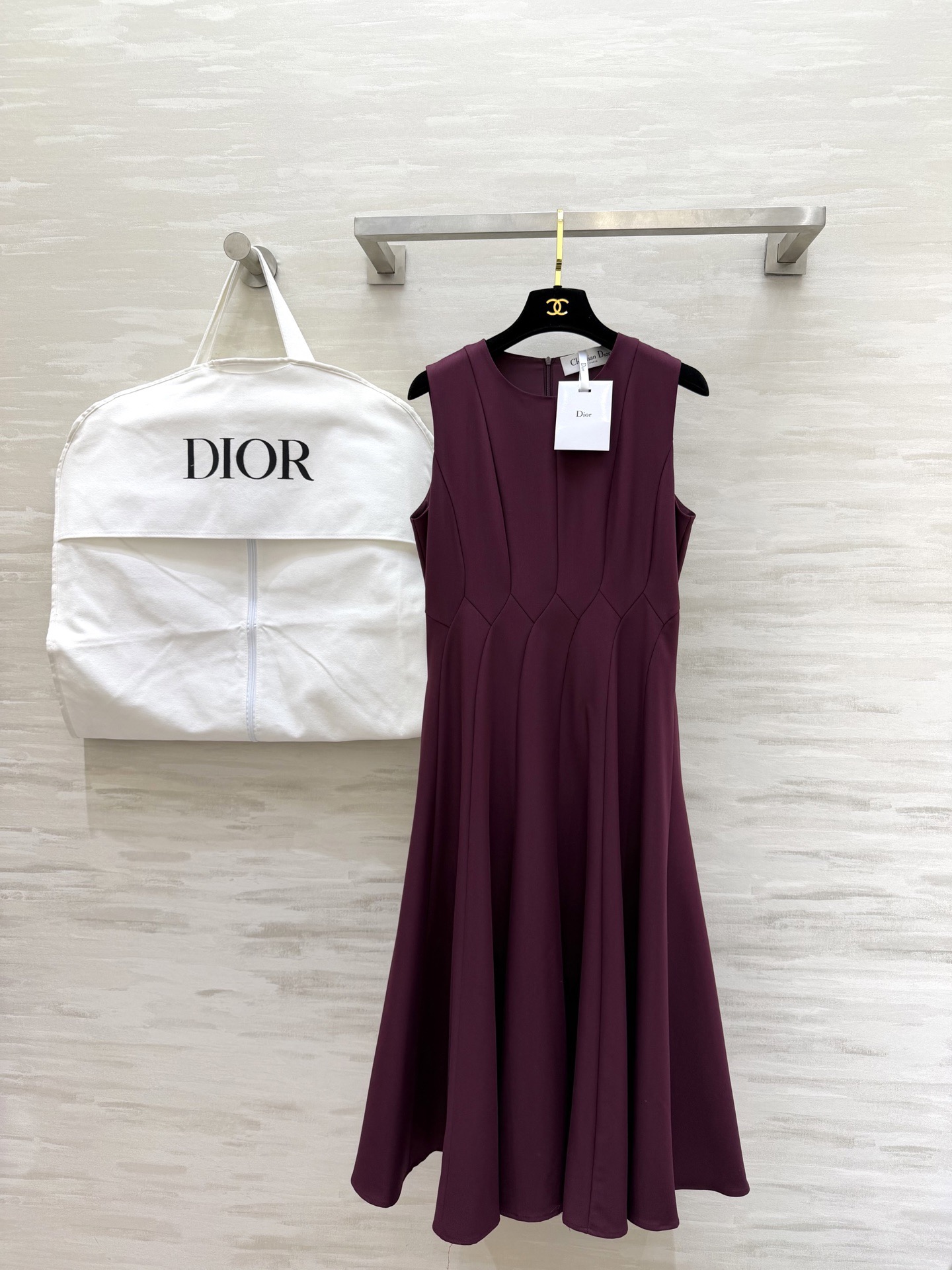 NO:736572,#Dio new spring and summer sleeveless dress, simple and elegant, exquisite tailoring!  The waist dividing line design modifies the figure, the skirt drapes naturally, the French style is full of high-quality customization, the first stock size is S/M/L/XL/XXL (S size bust 84, skirt length 110),, dior, skirts,19860909#Dio春夏新款 无袖连衣裙 简约优雅 剪裁精致！腰部分割线设计修饰身形 裙摆自然垂坠 法式气质满满高品质定制 现货首发sizeS/M/L/XL/XXL（s码胸围84,裙长110）,,dior,skirts,,Women's clothing